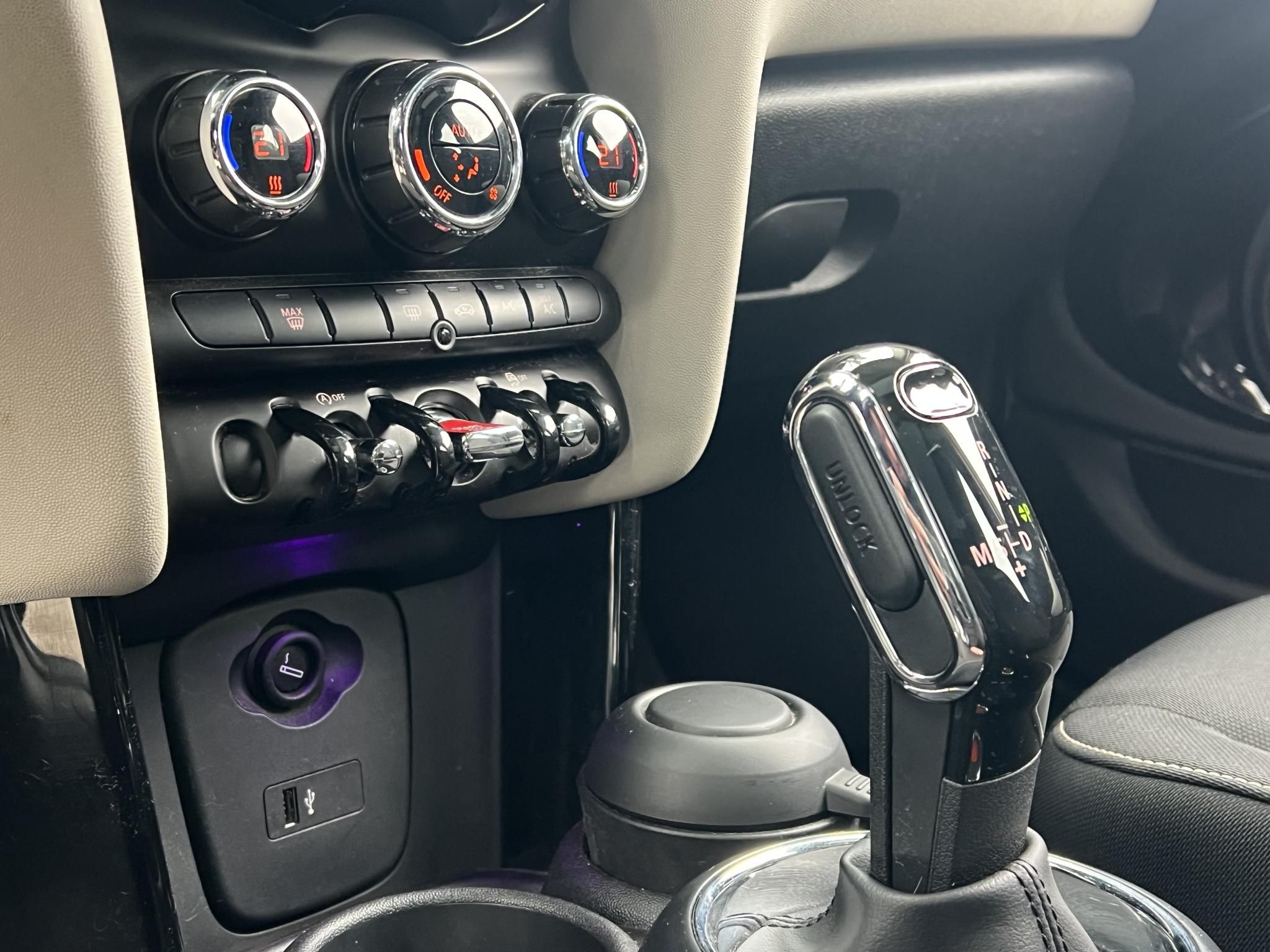 MINI COOPER 1.5 M.o.-i. 1.tul. Klíma Panoráma tető Harman/Kardon Téli/nyári garnitúra!