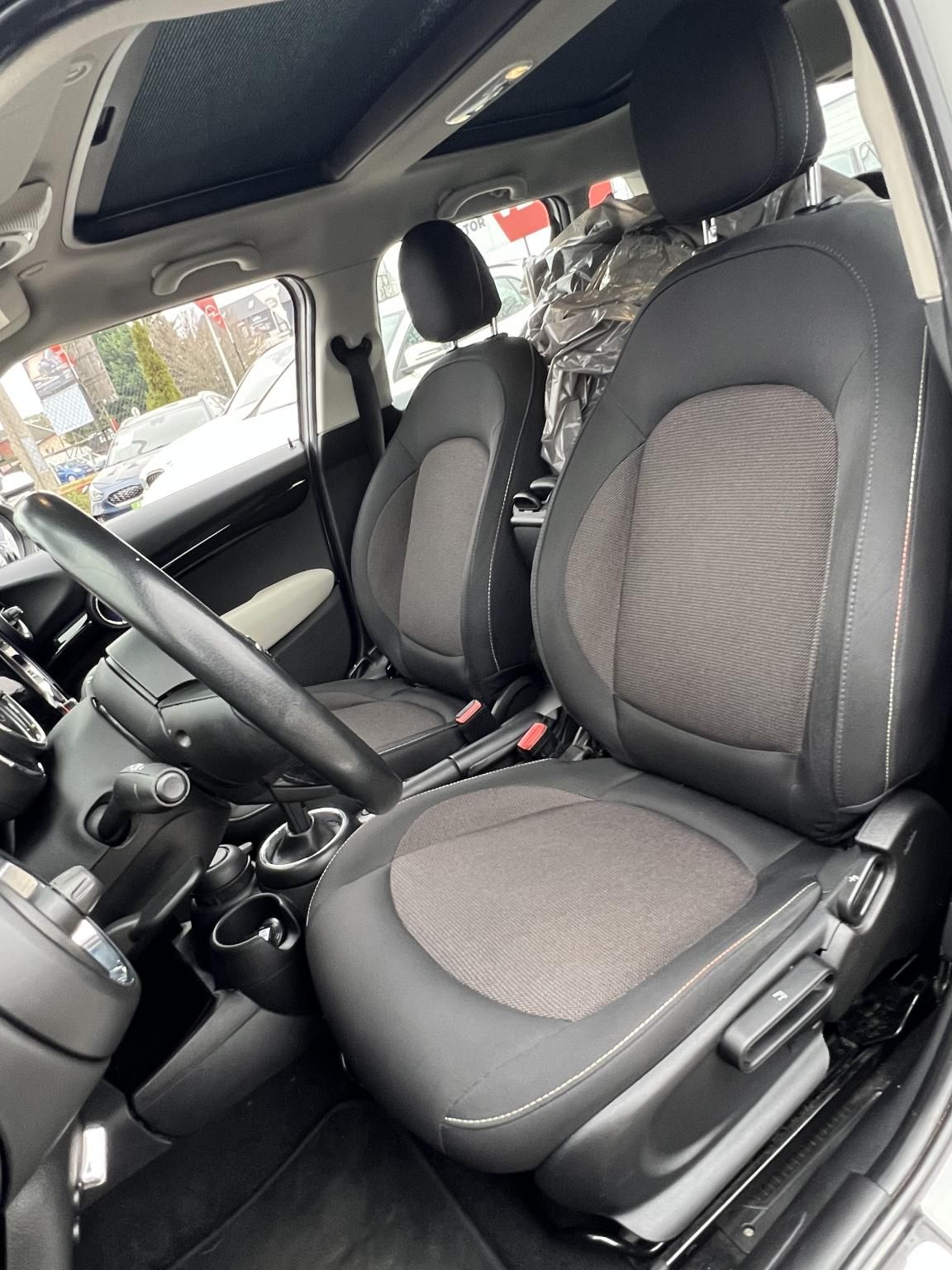 MINI COOPER 1.5 M.o.-i. 1.tul. Klíma Panoráma tető Harman/Kardon Téli/nyári garnitúra!