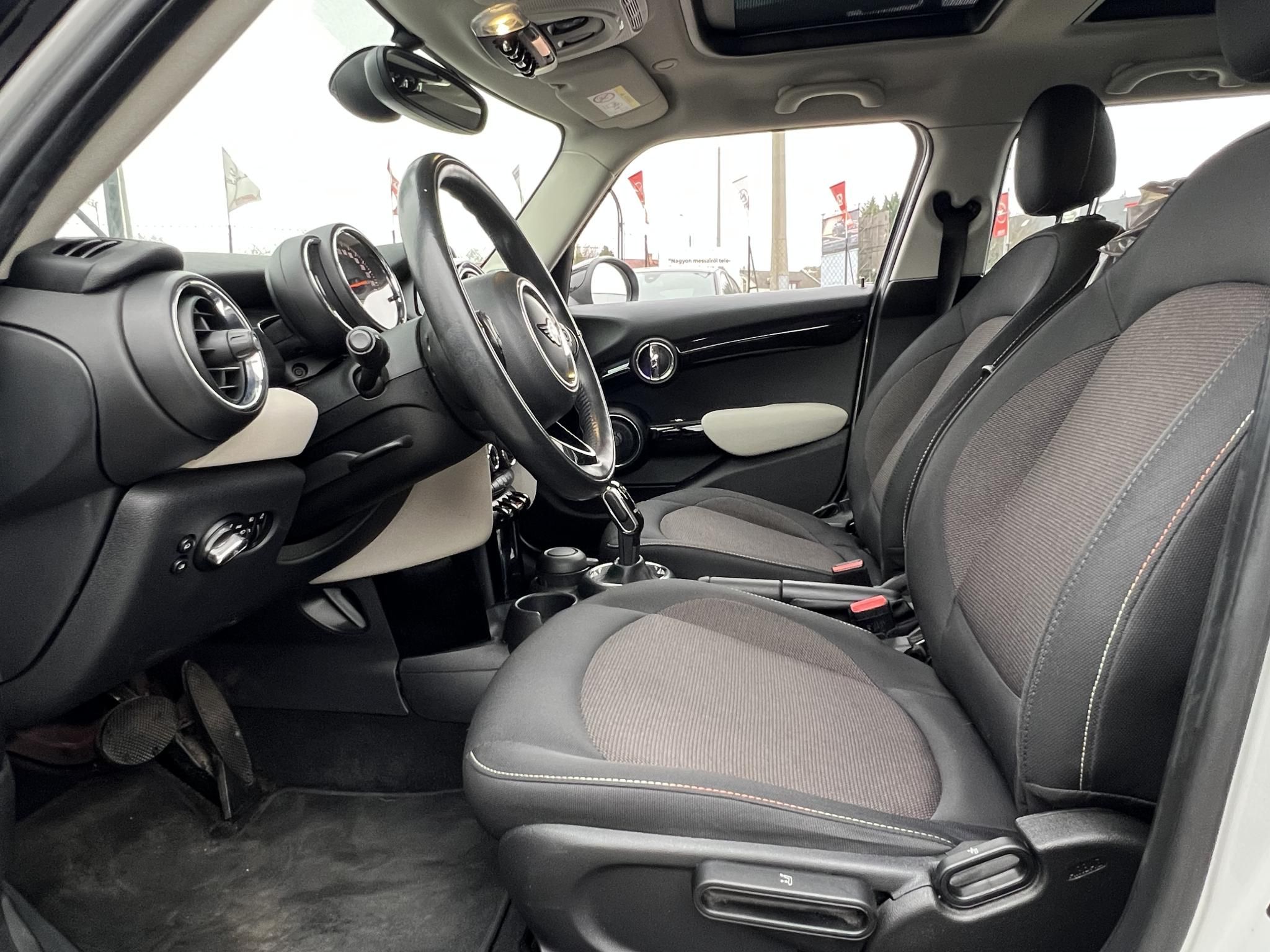 MINI COOPER 1.5 M.o.-i. 1.tul. Klíma Panoráma tető Harman/Kardon Téli/nyári garnitúra!