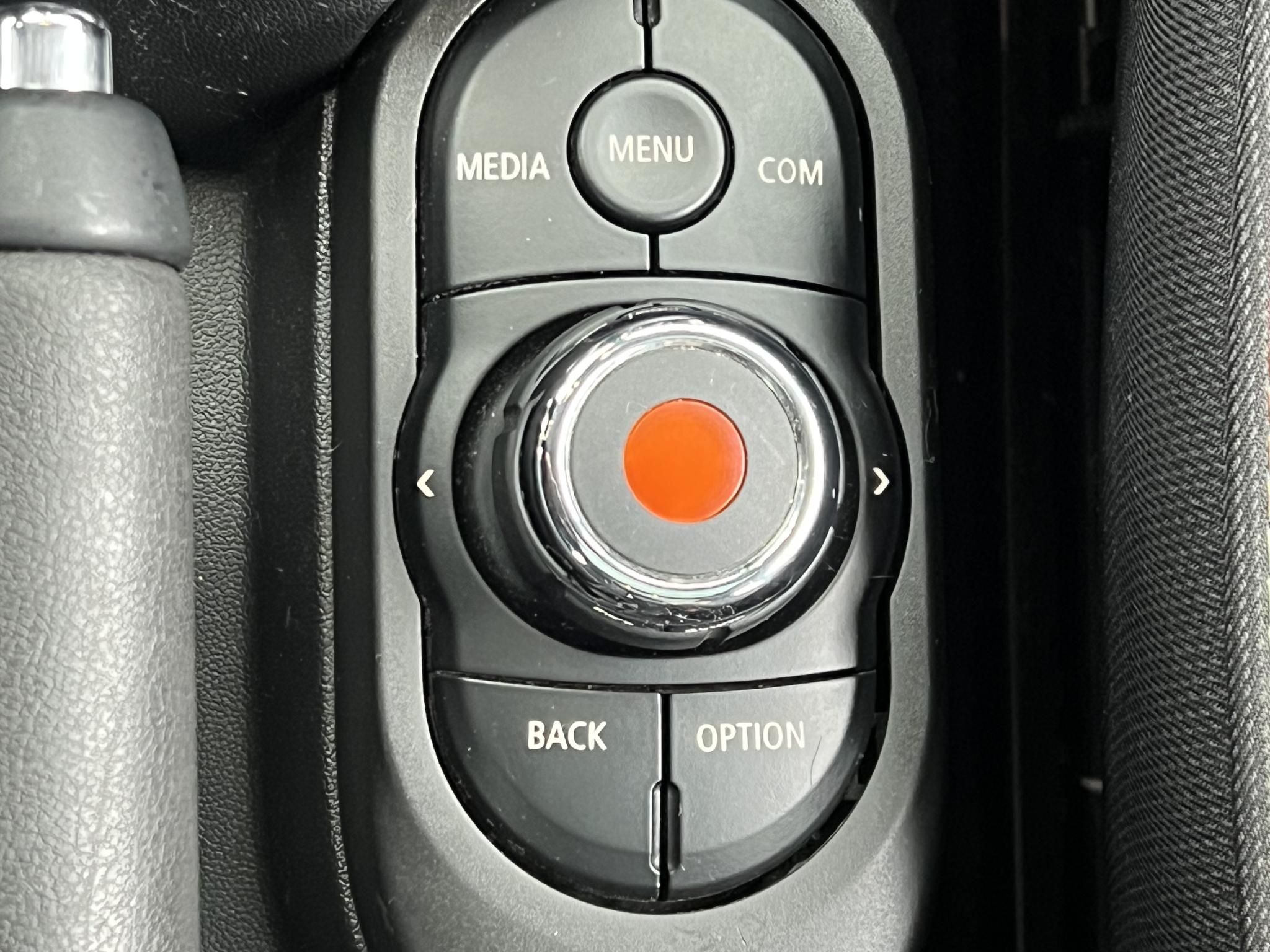 MINI COOPER 1.5 M.o.-i. 1.tul. Klíma Panoráma tető Harman/Kardon Téli/nyári garnitúra!