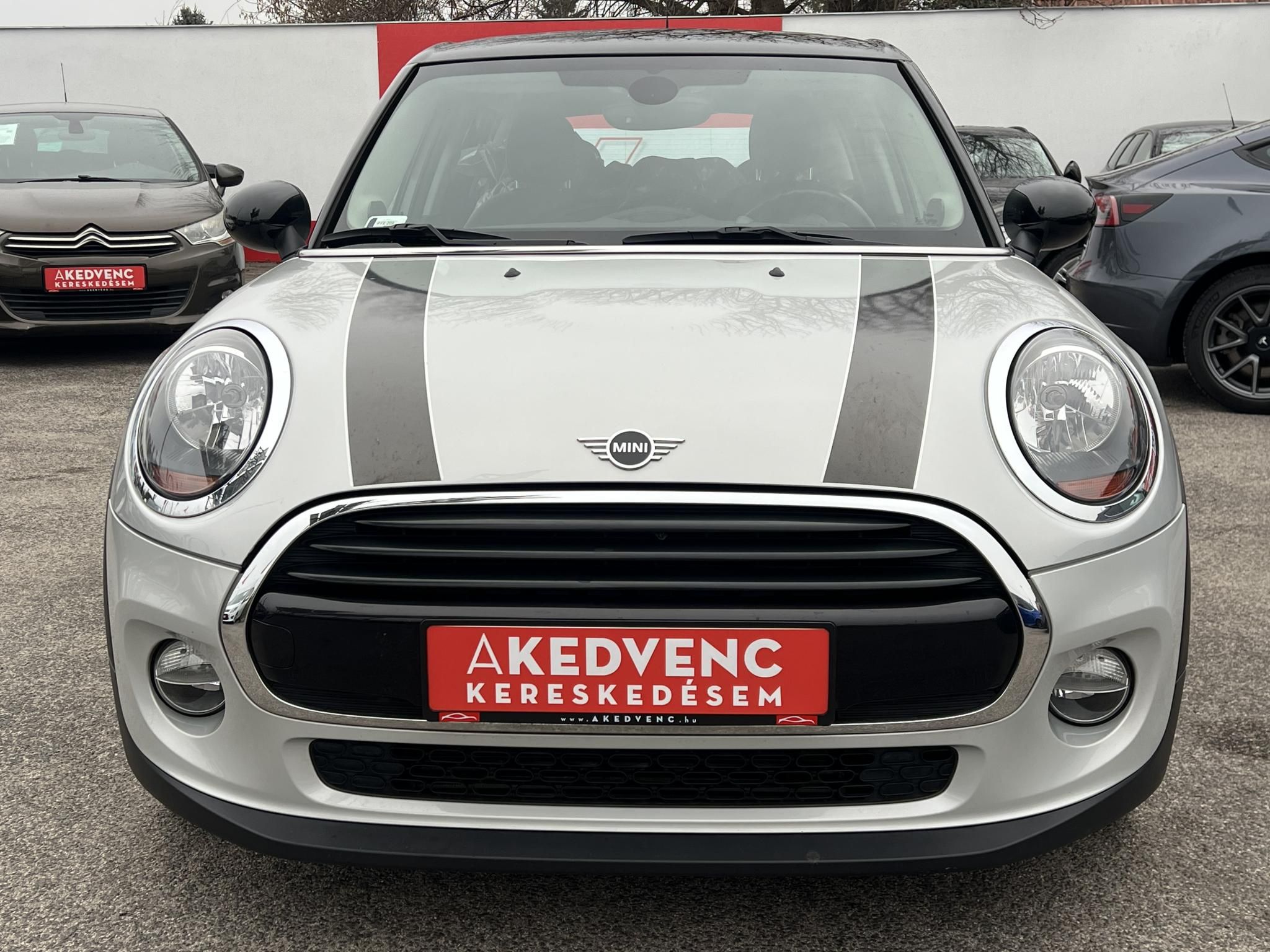 MINI COOPER 1.5 M.o.-i. 1.tul. Klíma Panoráma tető Harman/Kardon Téli/nyári garnitúra!