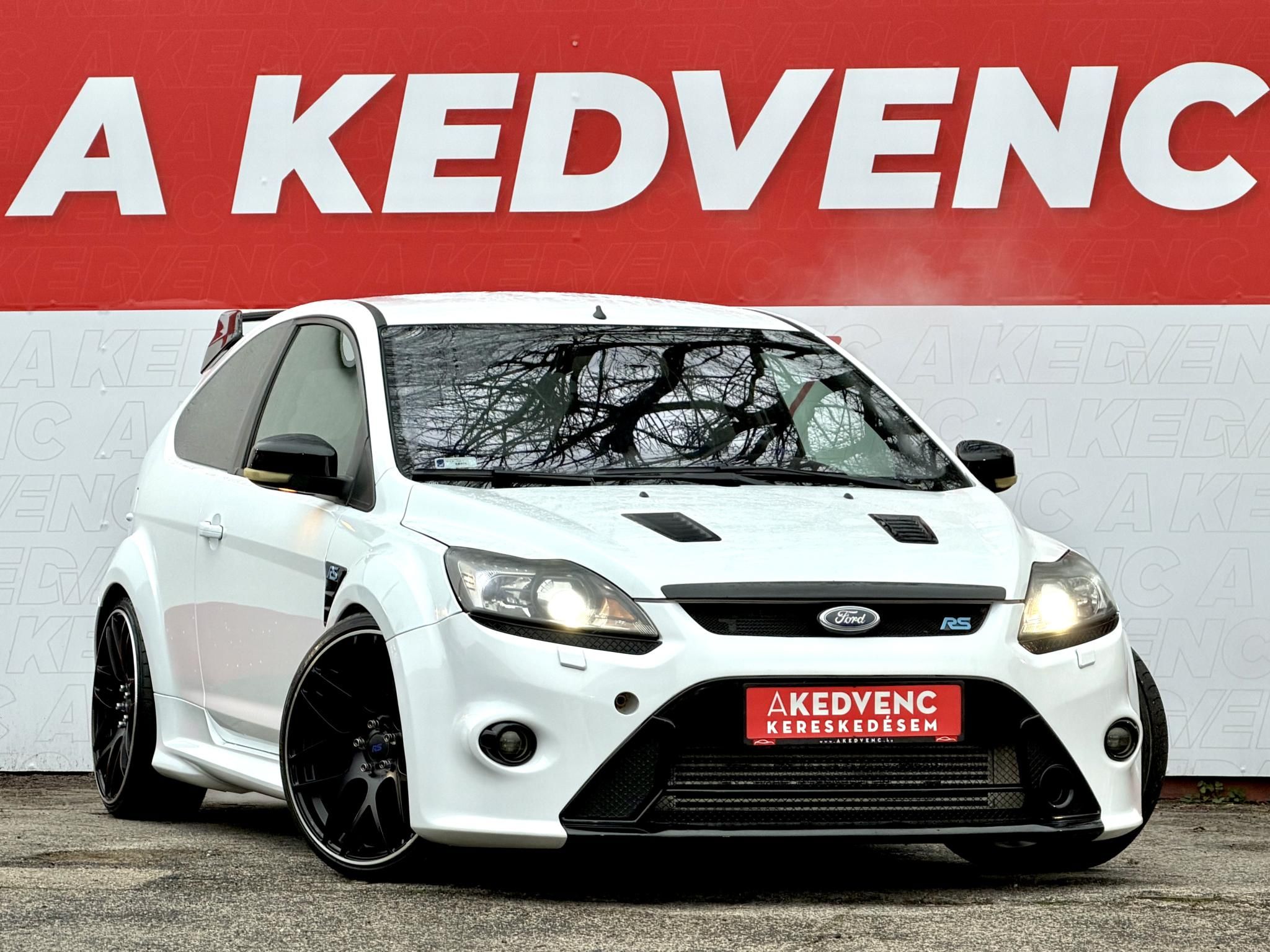 FORD FOCUS RS 2.5 T Értékes kiegészítőkkel