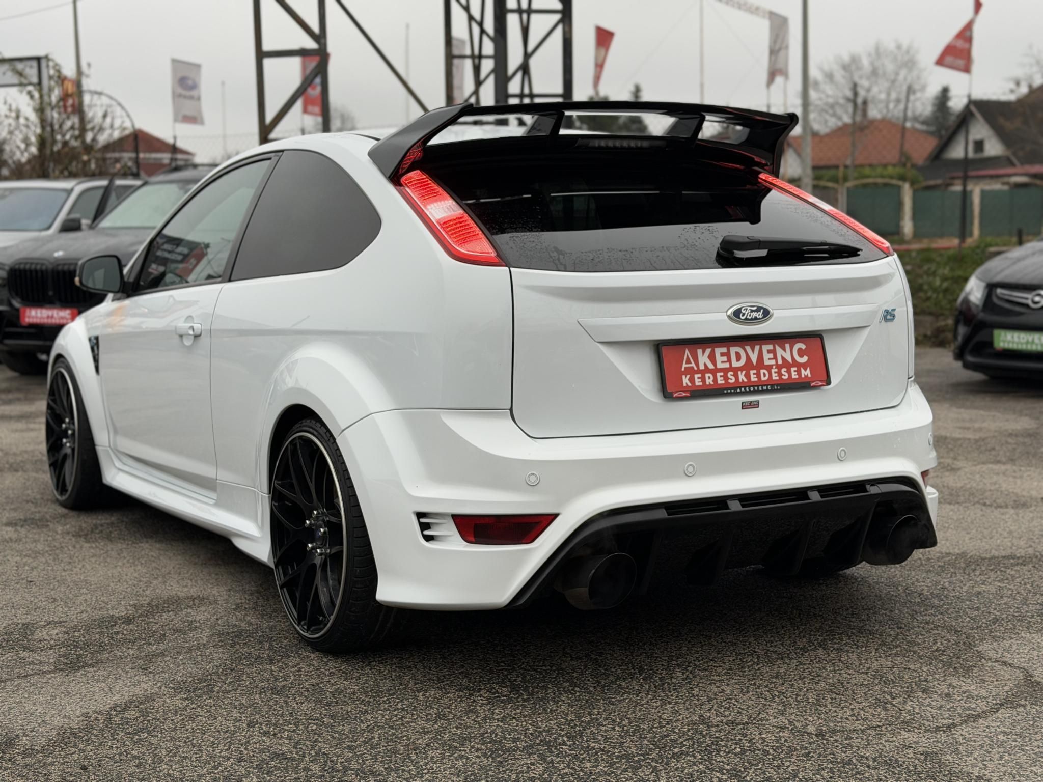 FORD FOCUS RS 2.5 T Értékes kiegészítőkkel