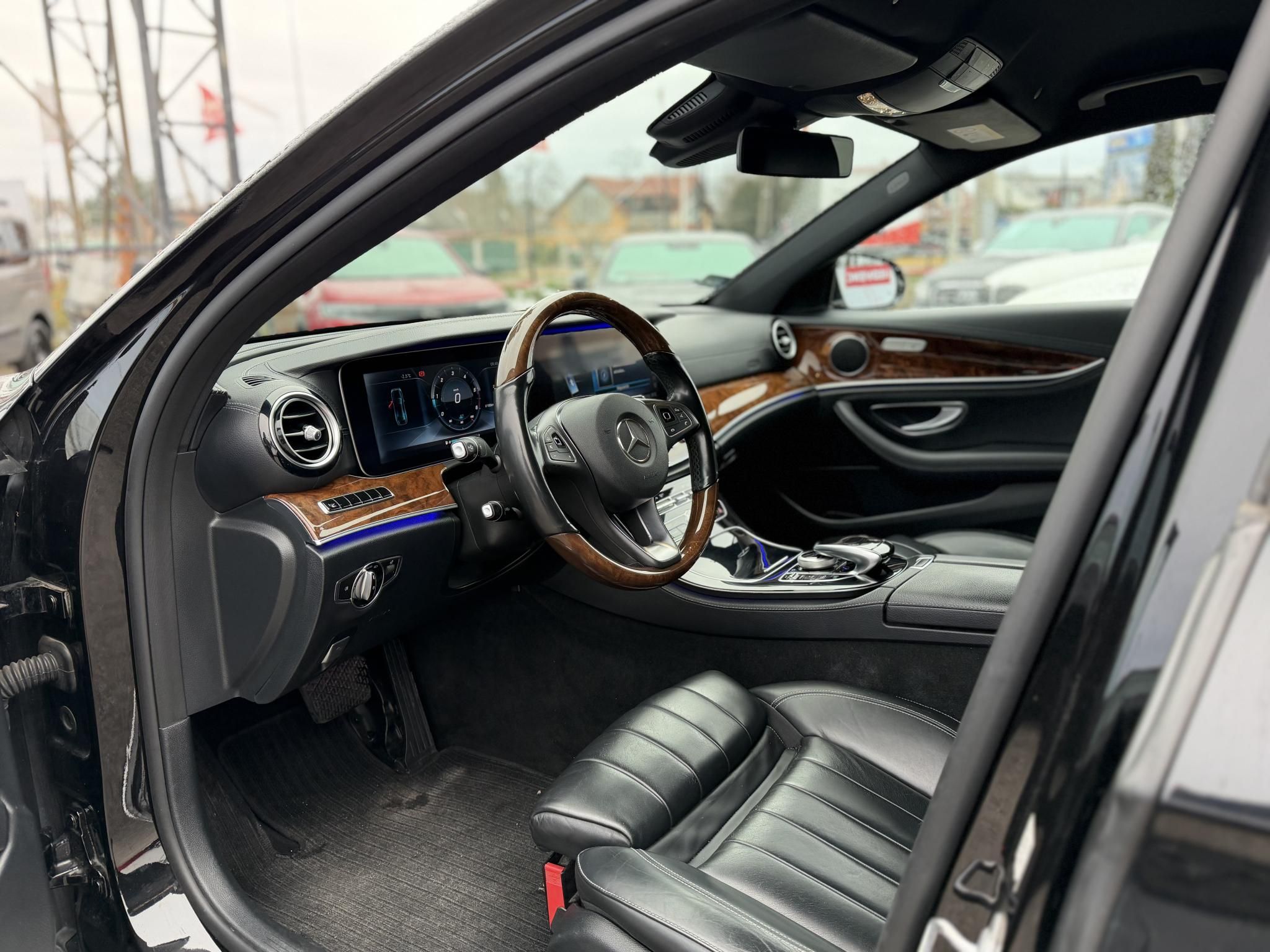 MERCEDES-BENZ E 220 d 9G-TRONIC Megkímélt állapot. LED Holttér HUD Carplay Fakormány 360kamera