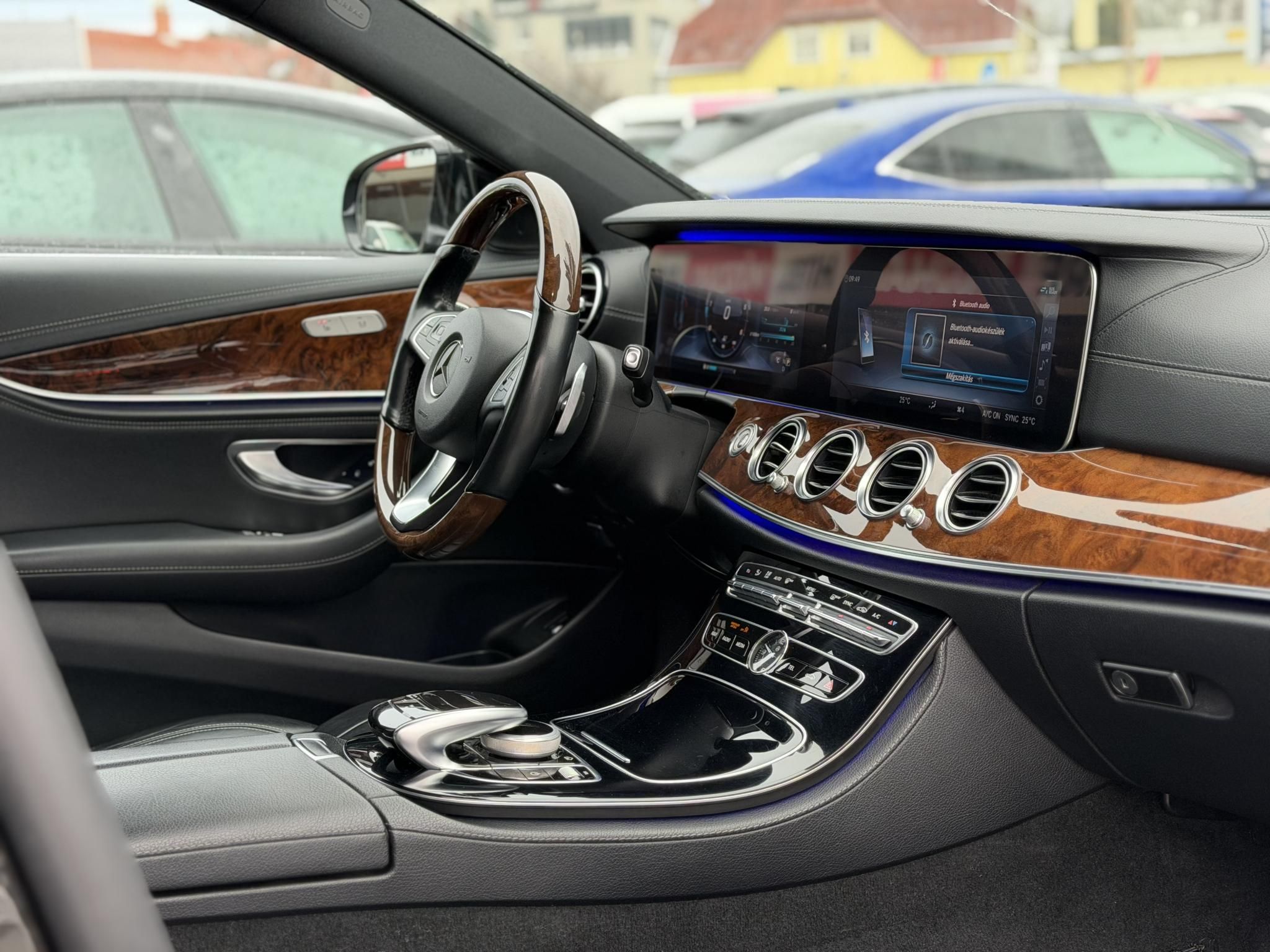 MERCEDES-BENZ E 220 d 9G-TRONIC Megkímélt állapot. LED Holttér HUD Carplay Fakormány 360kamera