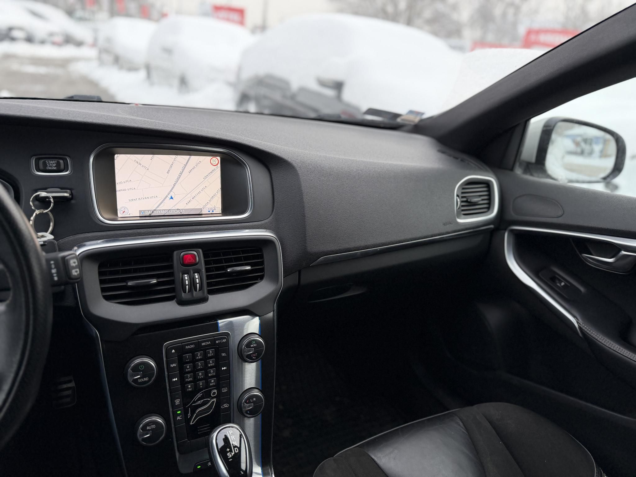 VOLVO V40 2.0 D [D3] R-Design Geartronic 143e km. Tempomat Navi Digitklíma Tolatóradar Bluetooth Téli-nyári kerék!