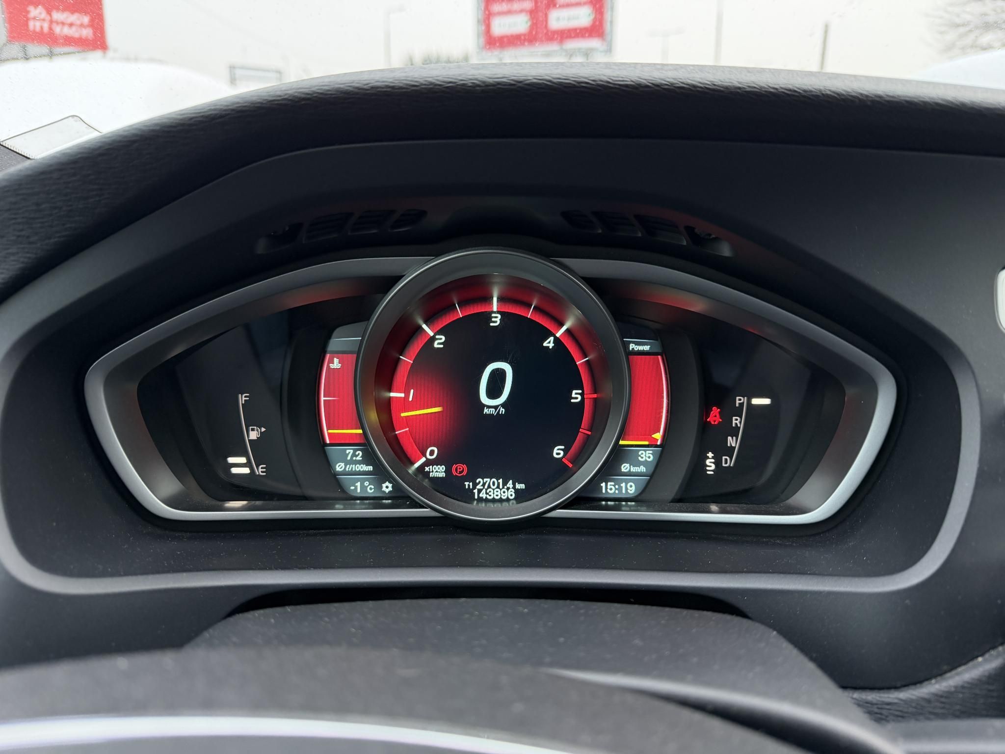 VOLVO V40 2.0 D [D3] R-Design Geartronic 143e km. Tempomat Navi Digitklíma Tolatóradar Bluetooth Téli-nyári kerék!