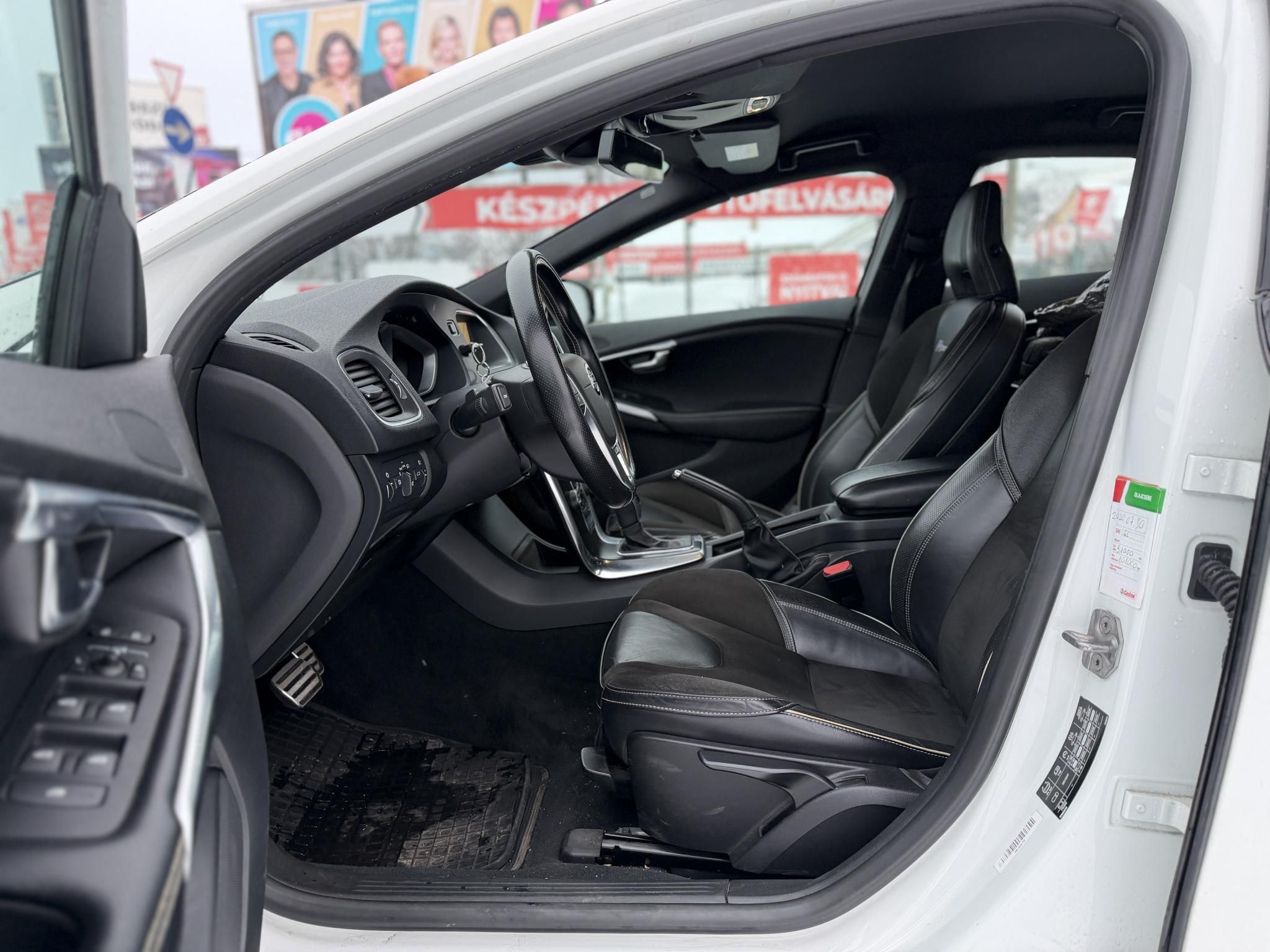 VOLVO V40 2.0 D [D3] R-Design Geartronic 143e km. Tempomat Navi Digitklíma Tolatóradar Bluetooth Téli-nyári kerék!