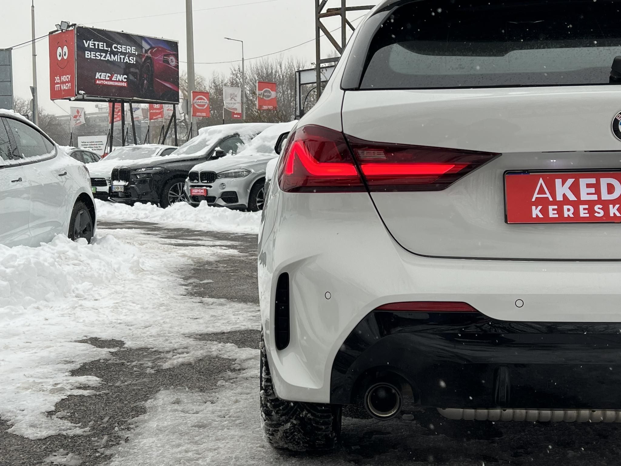 BMW 118i M Sport 70e km. Márkaszervizelt Harman/Kardon Téli/Nyári garnitúra!