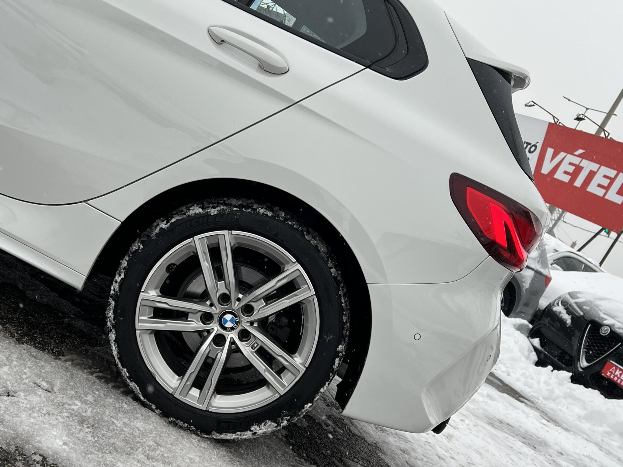 BMW 118i M Sport 70e km. Márkaszervizelt Harman/Kardon Téli/Nyári garnitúra!