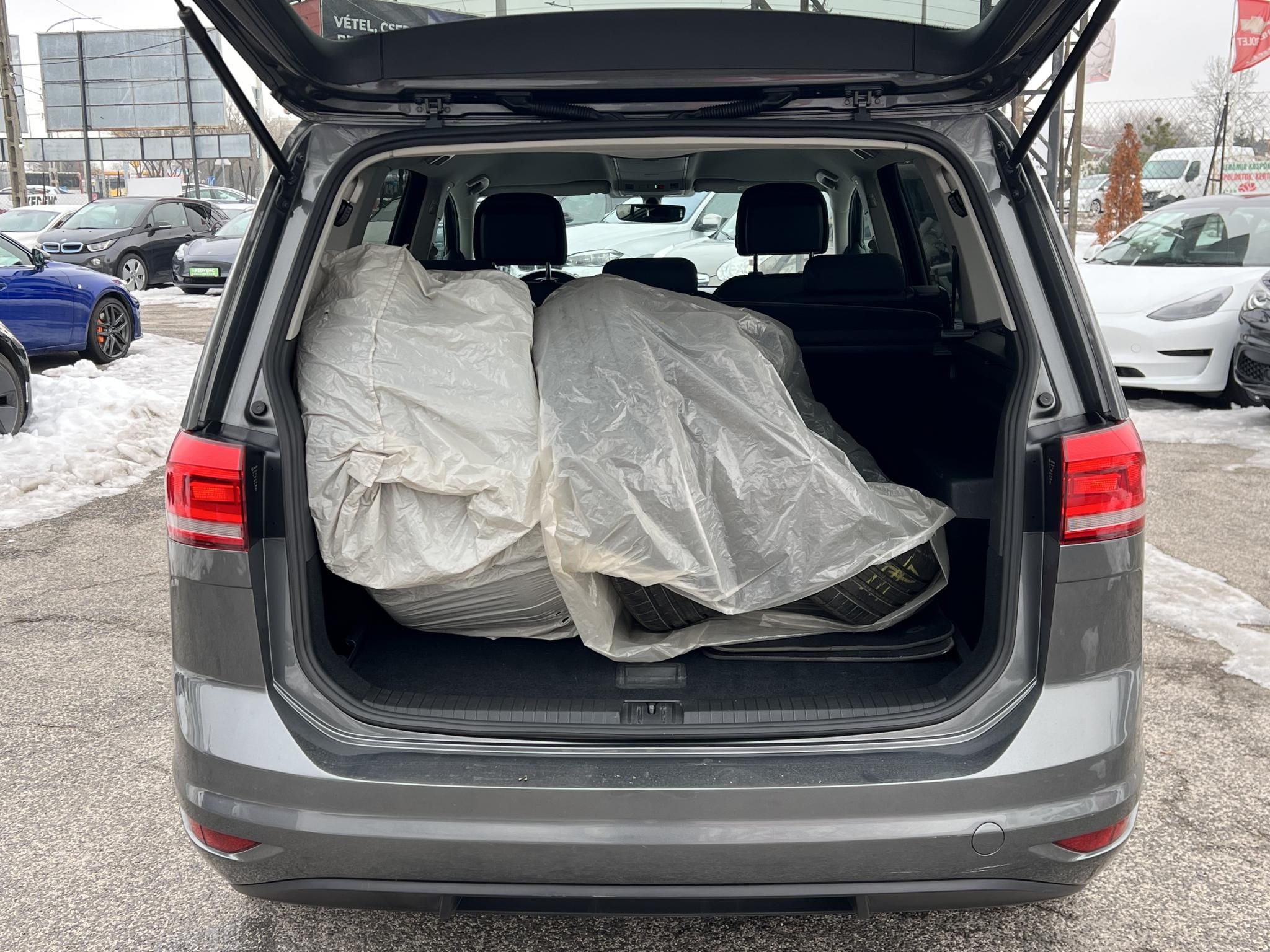 VOLKSWAGEN TOURAN 1.5 TSI ACT IQ.Drive DSG [7 személy] M.o-i. Távtartó Bluetooth Ülésfűtés Kamera Gyönyörű állapotban!