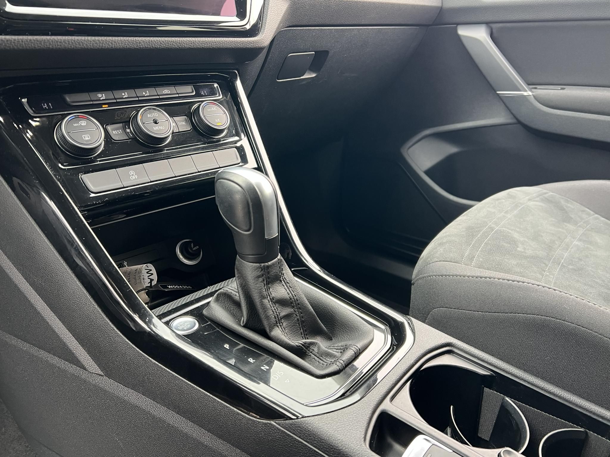 VOLKSWAGEN TOURAN 1.5 TSI ACT IQ.Drive DSG [7 személy] M.o-i. Távtartó Bluetooth Ülésfűtés Kamera Gyönyörű állapotban!