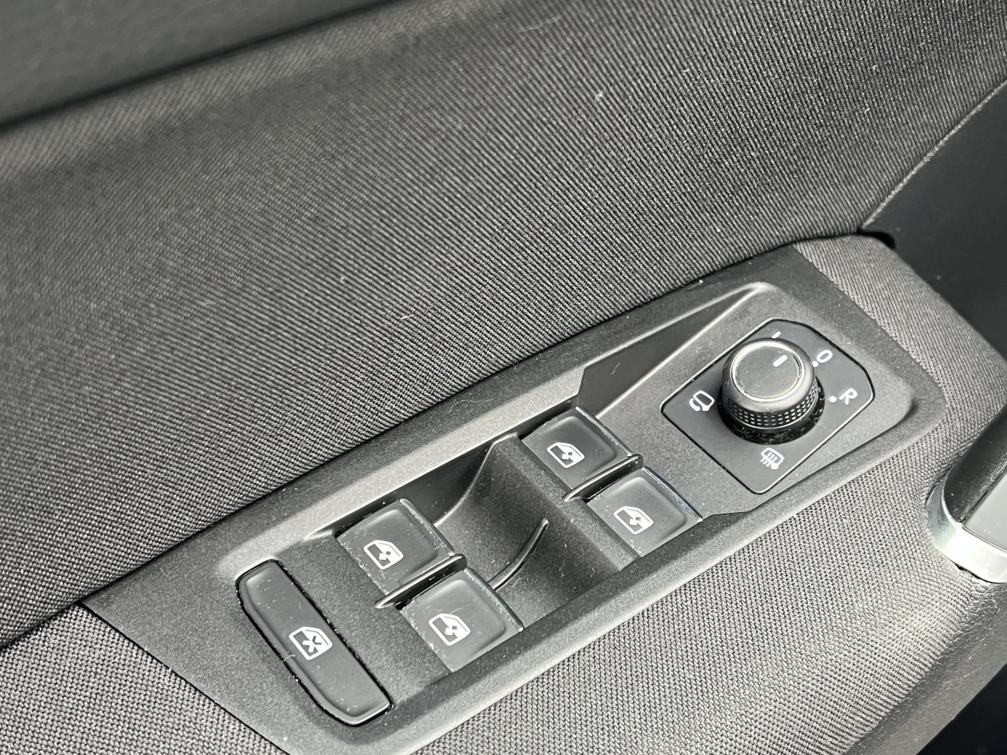 VOLKSWAGEN TOURAN 1.5 TSI ACT IQ.Drive DSG [7 személy] M.o-i. Távtartó Bluetooth Ülésfűtés Kamera Gyönyörű állapotban!