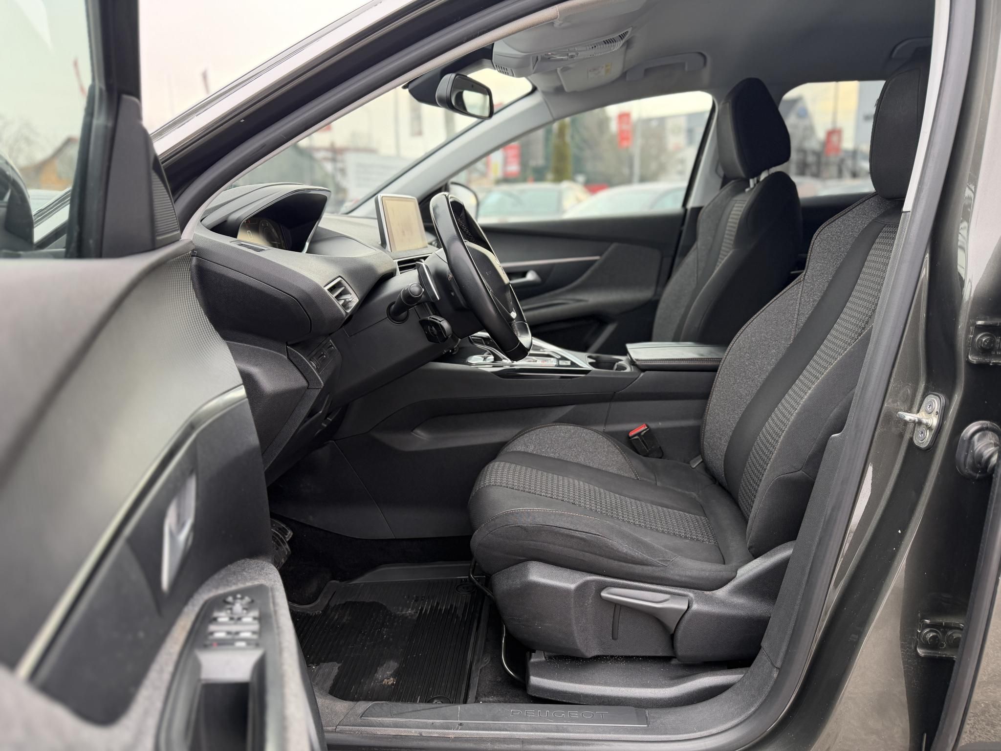 PEUGEOT 3008 1.6 BlueHDi Allure EAT6 Teljes szerviztörténet. Carplay. radar. tempomat. 8 gumi