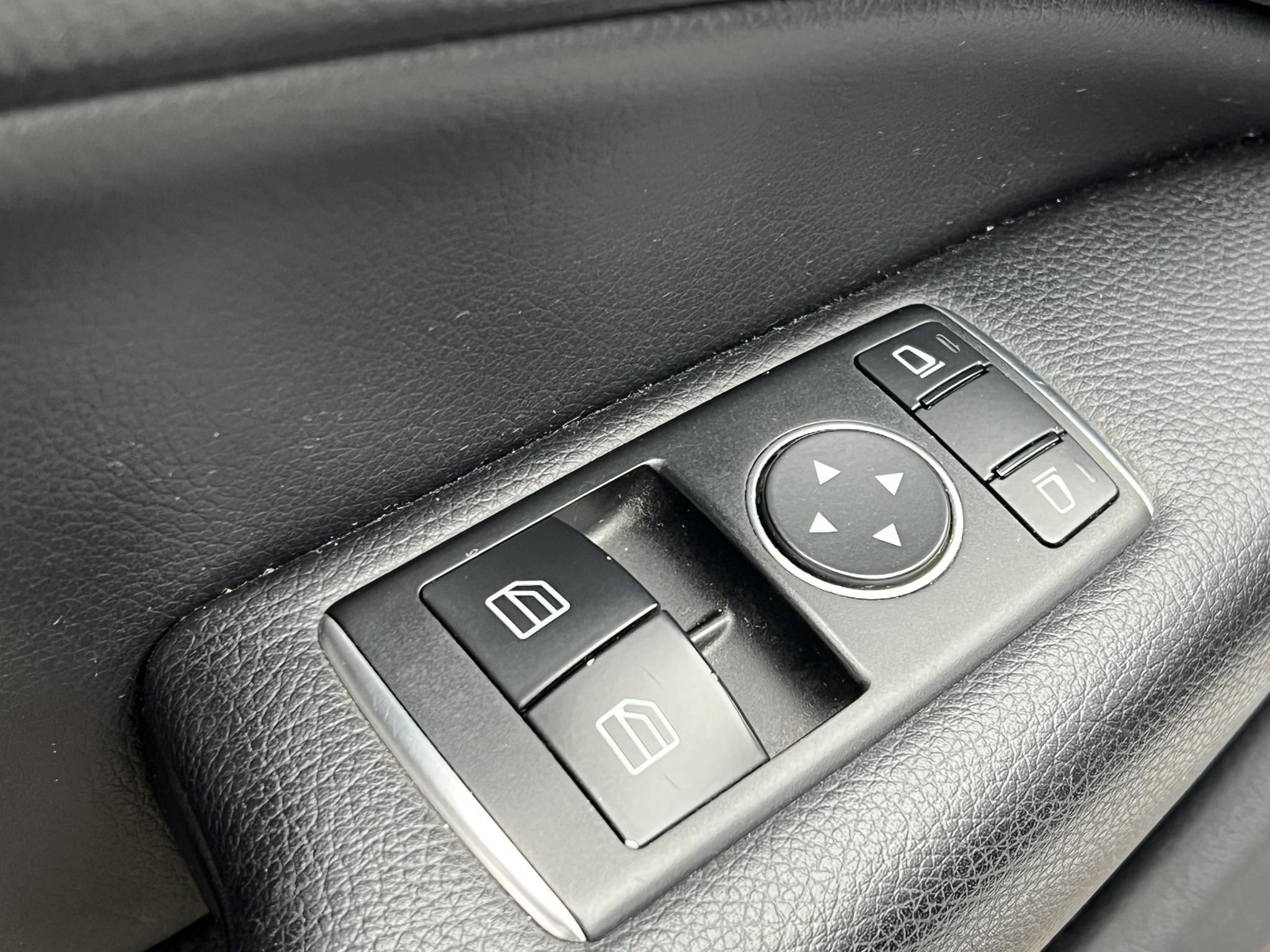 MERCEDES-BENZ C 220 CDI BlueEFFICIENCY (Automata) Xenon Tempomat Ülésfűtés Navi Bluetooth Rendszeresen szervizelt!