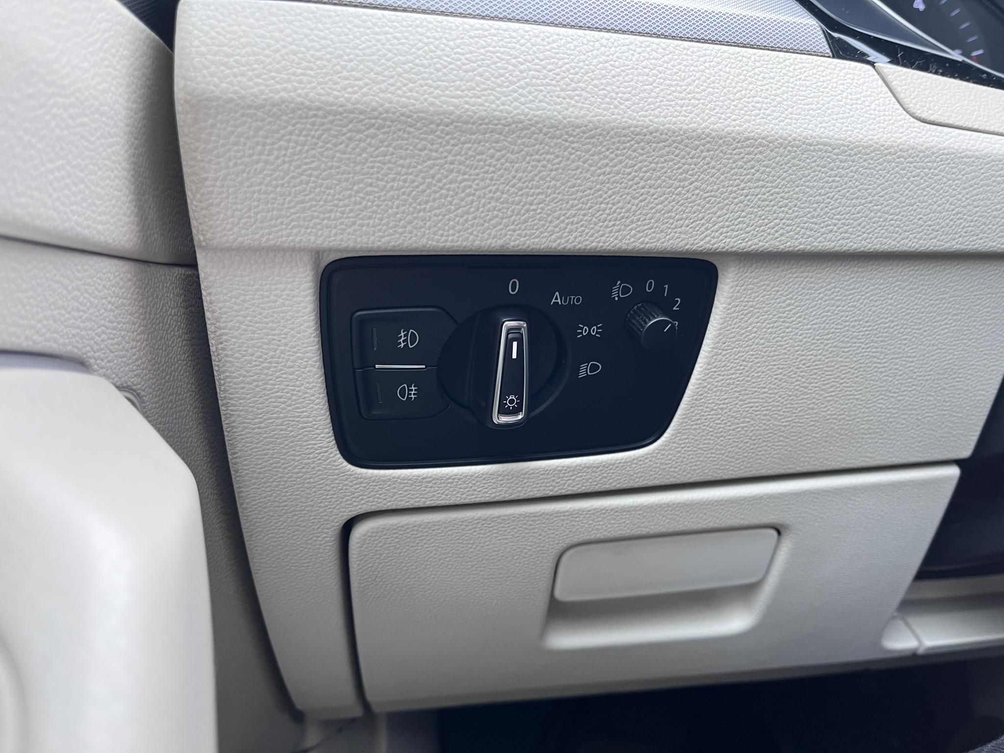 VOLKSWAGEN PASSAT Variant 2.0 TDI BMT Highline DSG Vaj belső. panorámatető. kamera. vezérlés kicserélve