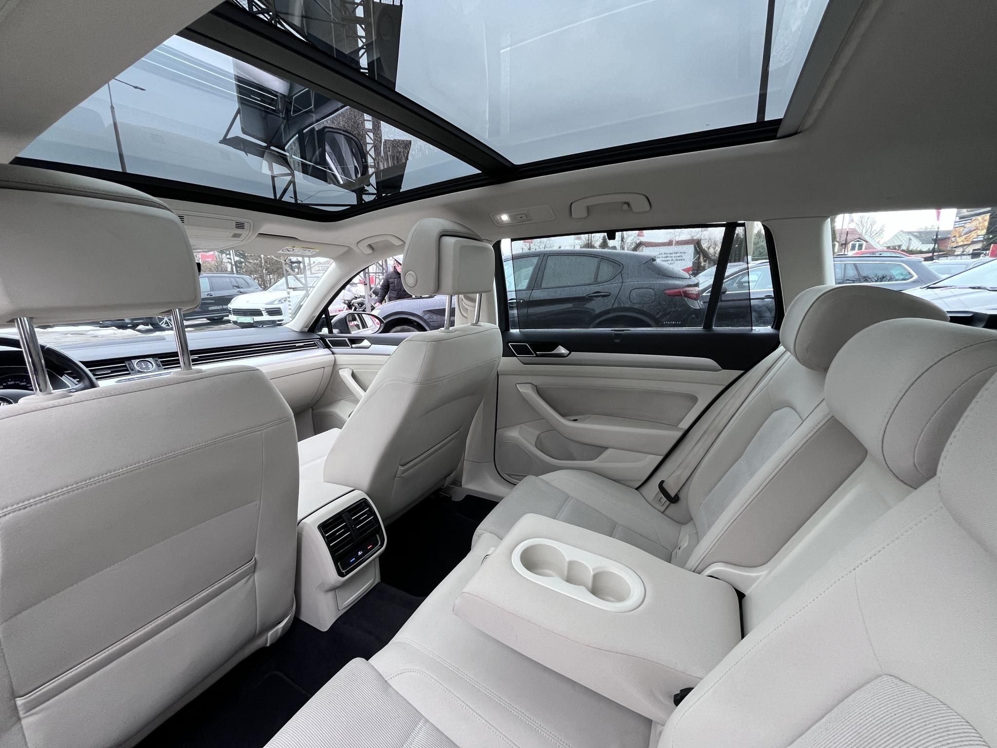 VOLKSWAGEN PASSAT Variant 2.0 TDI BMT Highline DSG Vaj belső. panorámatető. kamera. vezérlés kicserélve