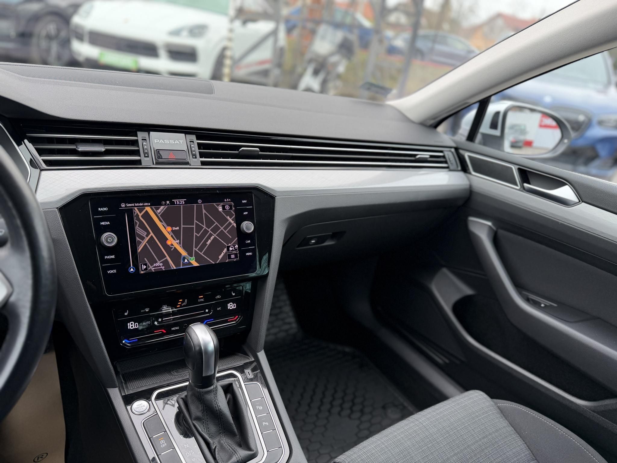 VOLKSWAGEN PASSAT Variant 2.0 TDI SCR Business DSG Szervizelt el.2t vonóhorog vez.ülés masszírozás