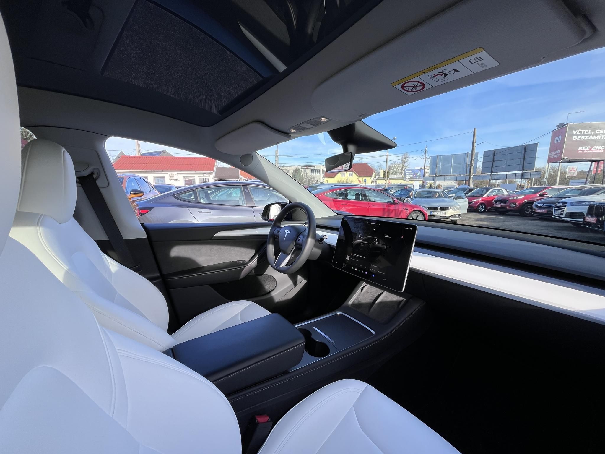 TESLA MODEL Y Performance AWD (Automata) 80e km. Fehér belső. FSD. AMD Ryzen. 2 gumigarnitúra. Garanciális!