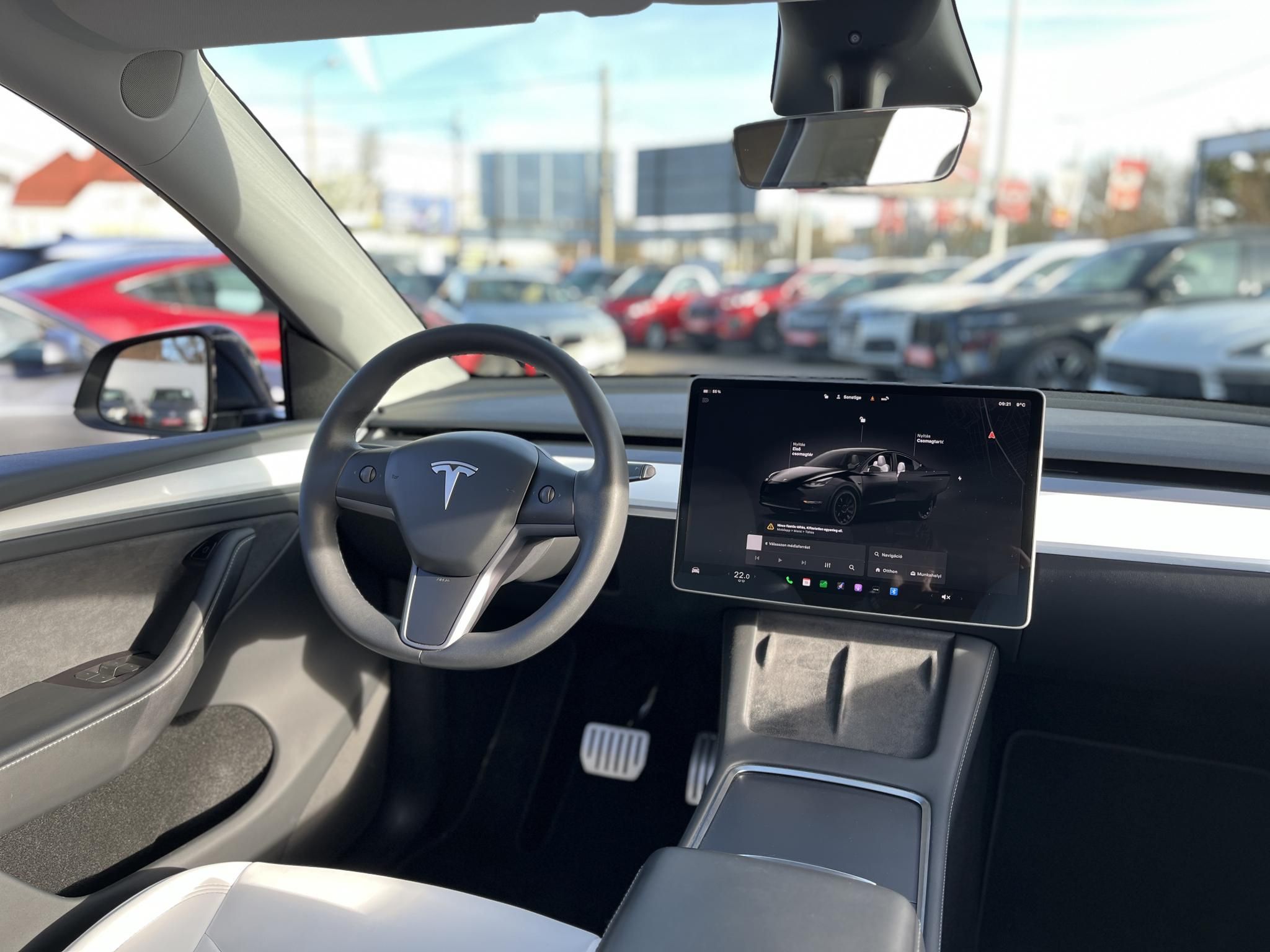 TESLA MODEL Y Performance AWD (Automata) 80e km. Fehér belső. FSD. AMD Ryzen. 2 gumigarnitúra. Garanciális!