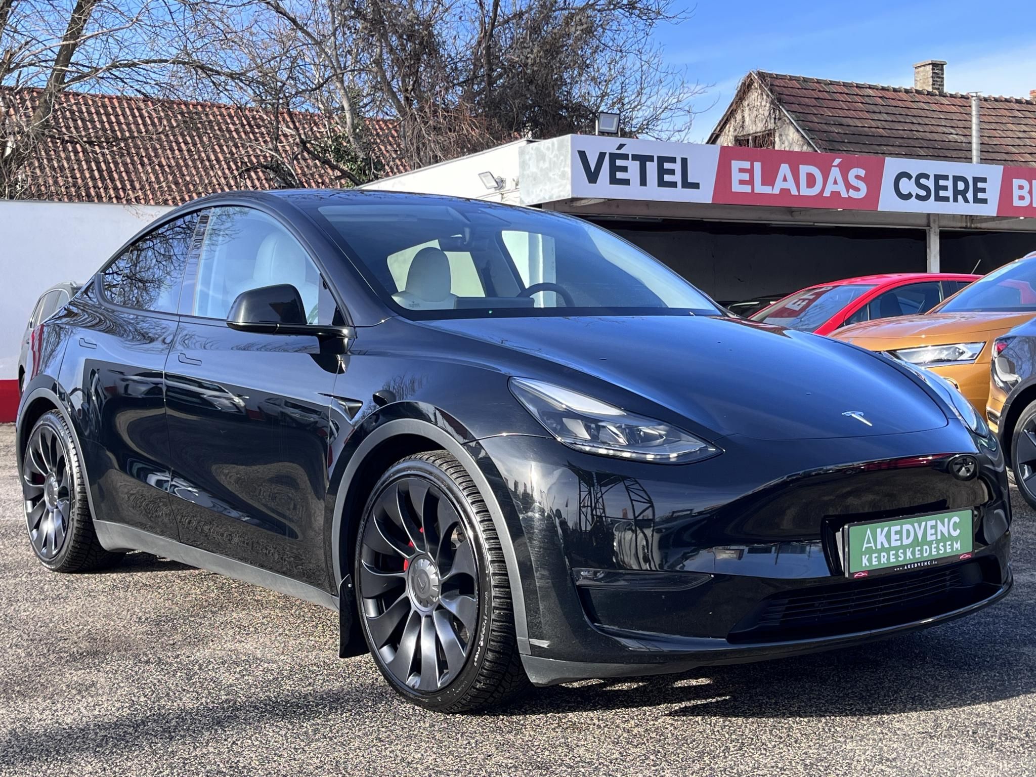 TESLA MODEL Y Performance AWD (Automata) 80e km. Fehér belső. FSD. AMD Ryzen. 2 gumigarnitúra. Garanciális!