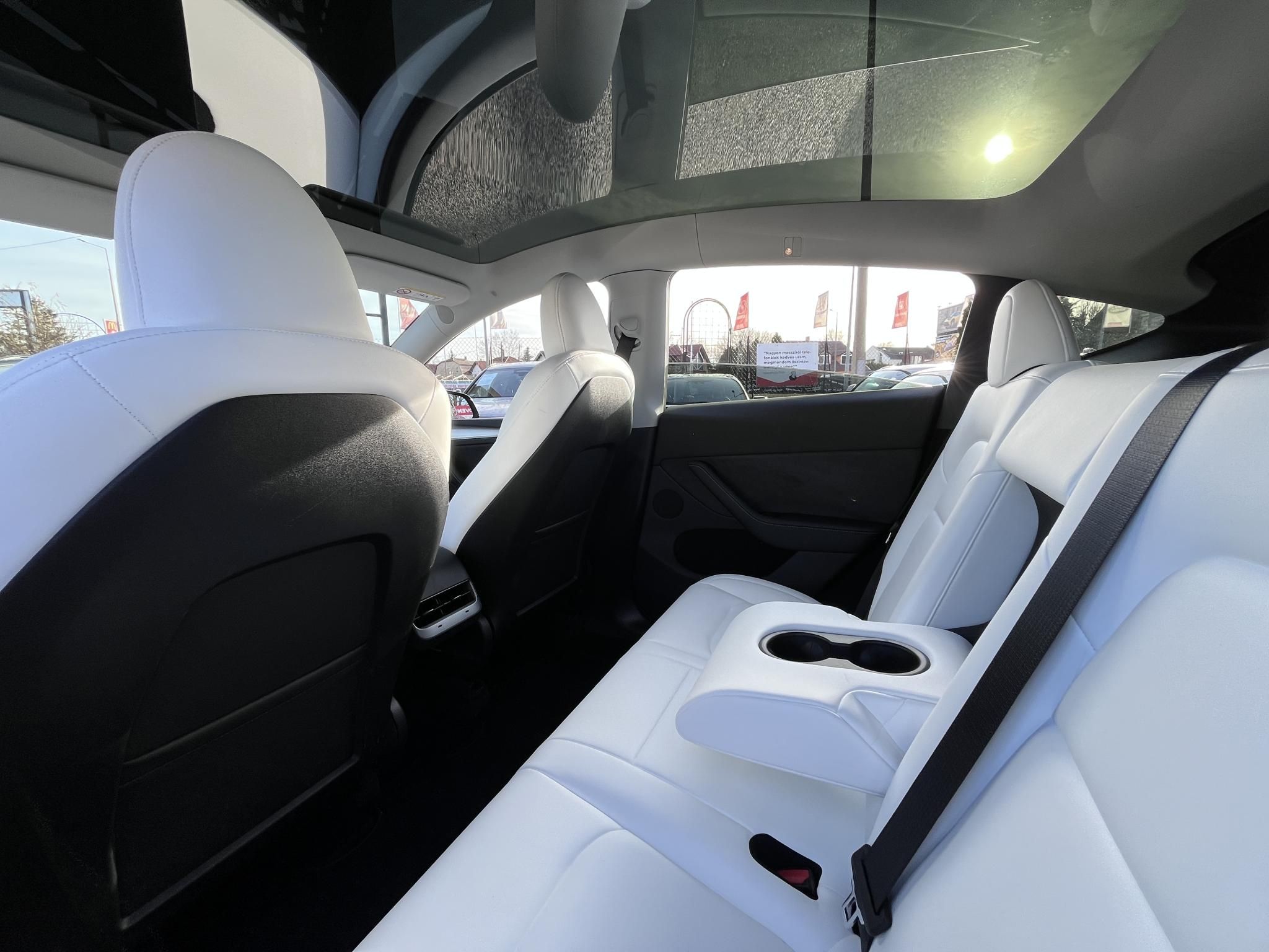 TESLA MODEL Y Performance AWD (Automata) 80e km. Fehér belső. FSD. AMD Ryzen. 2 gumigarnitúra. Garanciális!