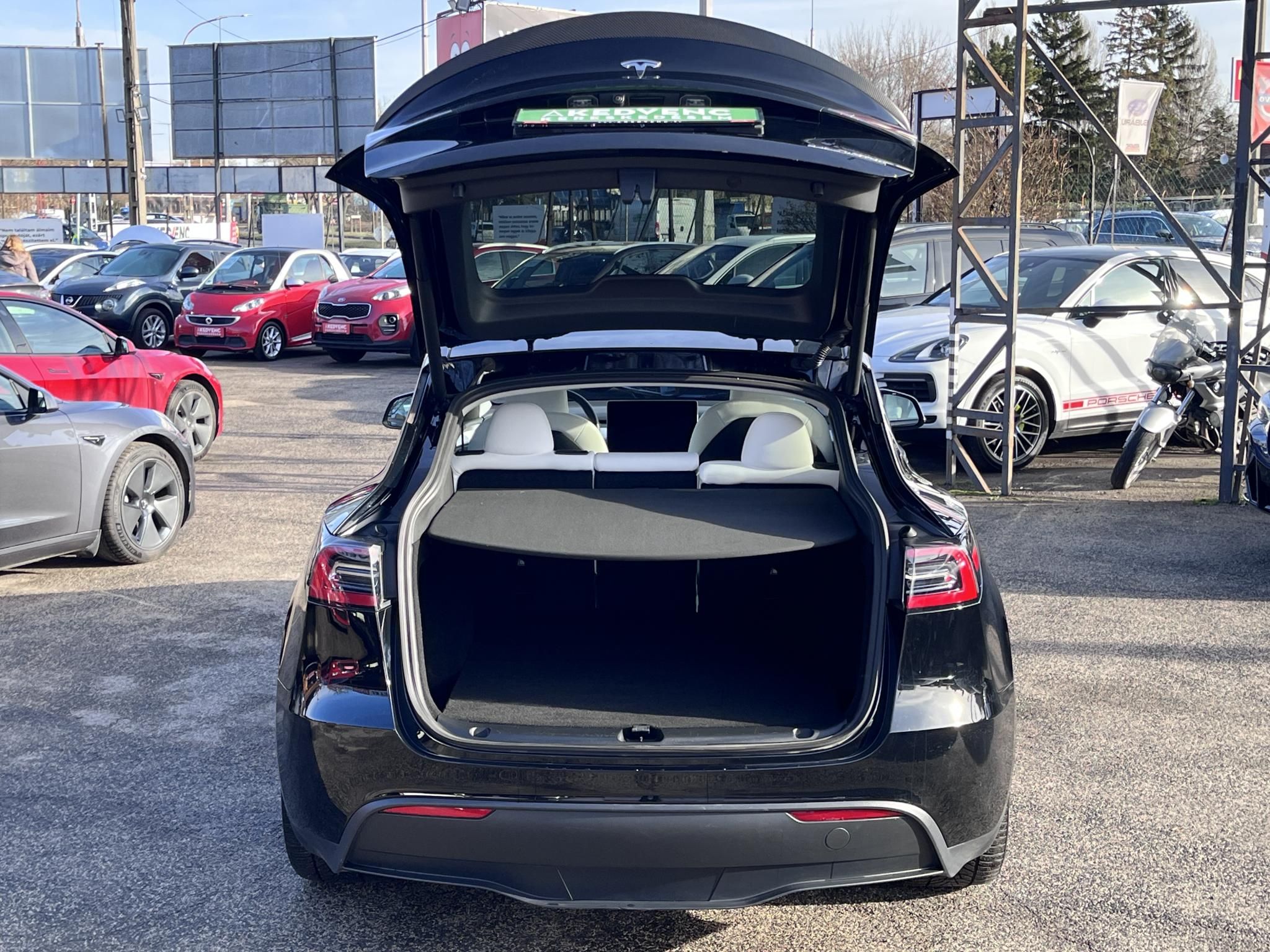 TESLA MODEL Y Performance AWD (Automata) 80e km. Fehér belső. FSD. AMD Ryzen. 2 gumigarnitúra. Garanciális!