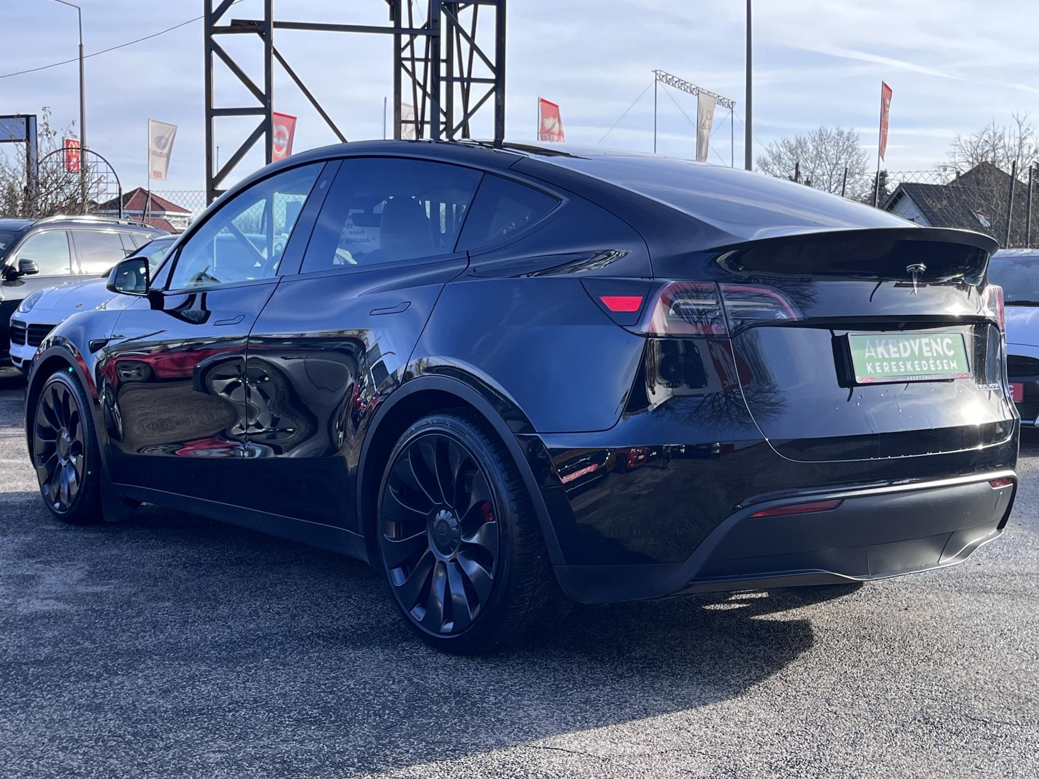 TESLA MODEL Y Performance AWD (Automata) 80e km. Fehér belső. FSD. AMD Ryzen. 2 gumigarnitúra. Garanciális!