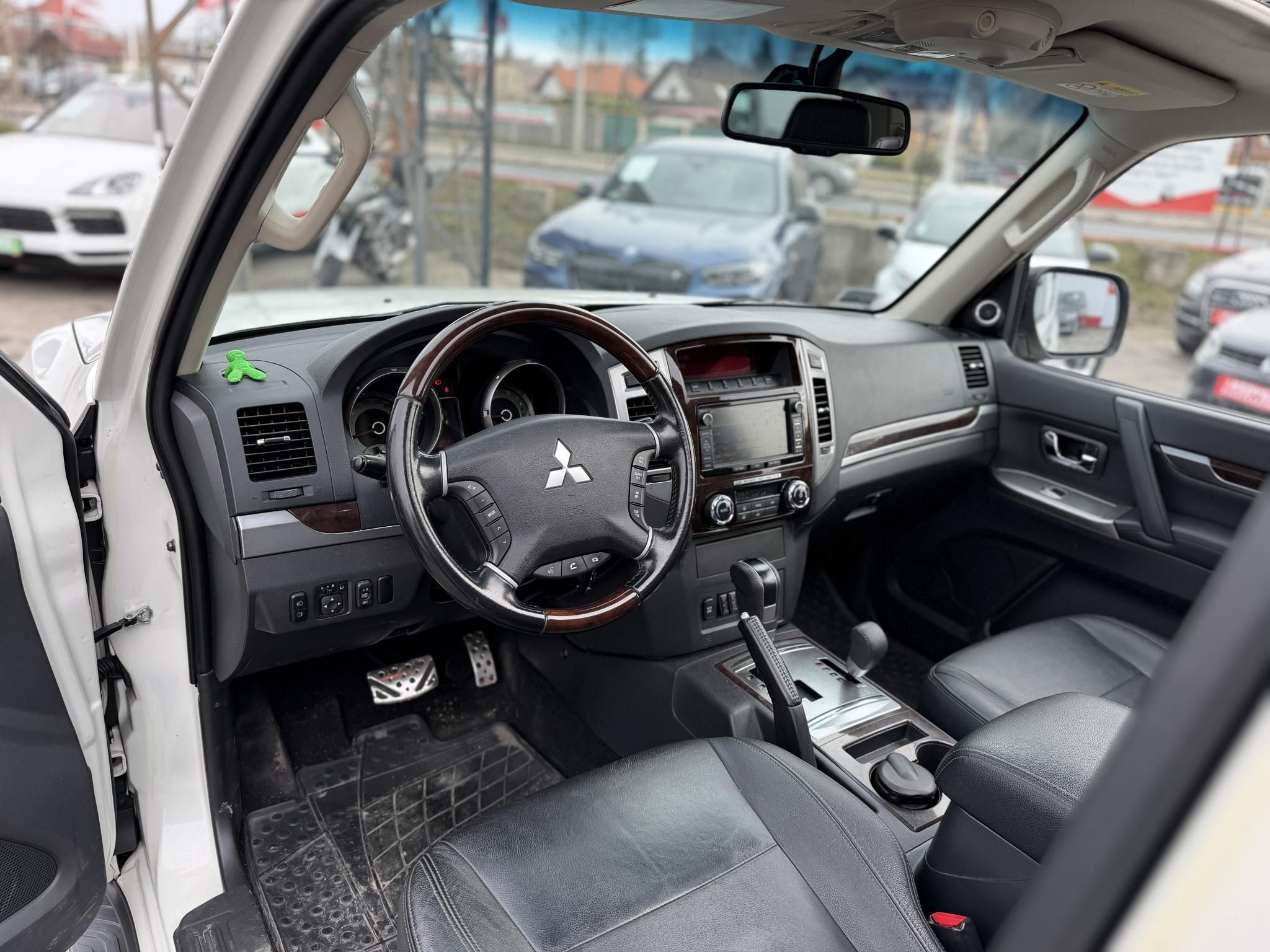 MITSUBISHI PAJERO 3.2 DI-D Instyle Navi (Automata) 117e km. M.o.-i. napfénytető. felező váltó. fakormány. megkímélt állapot!