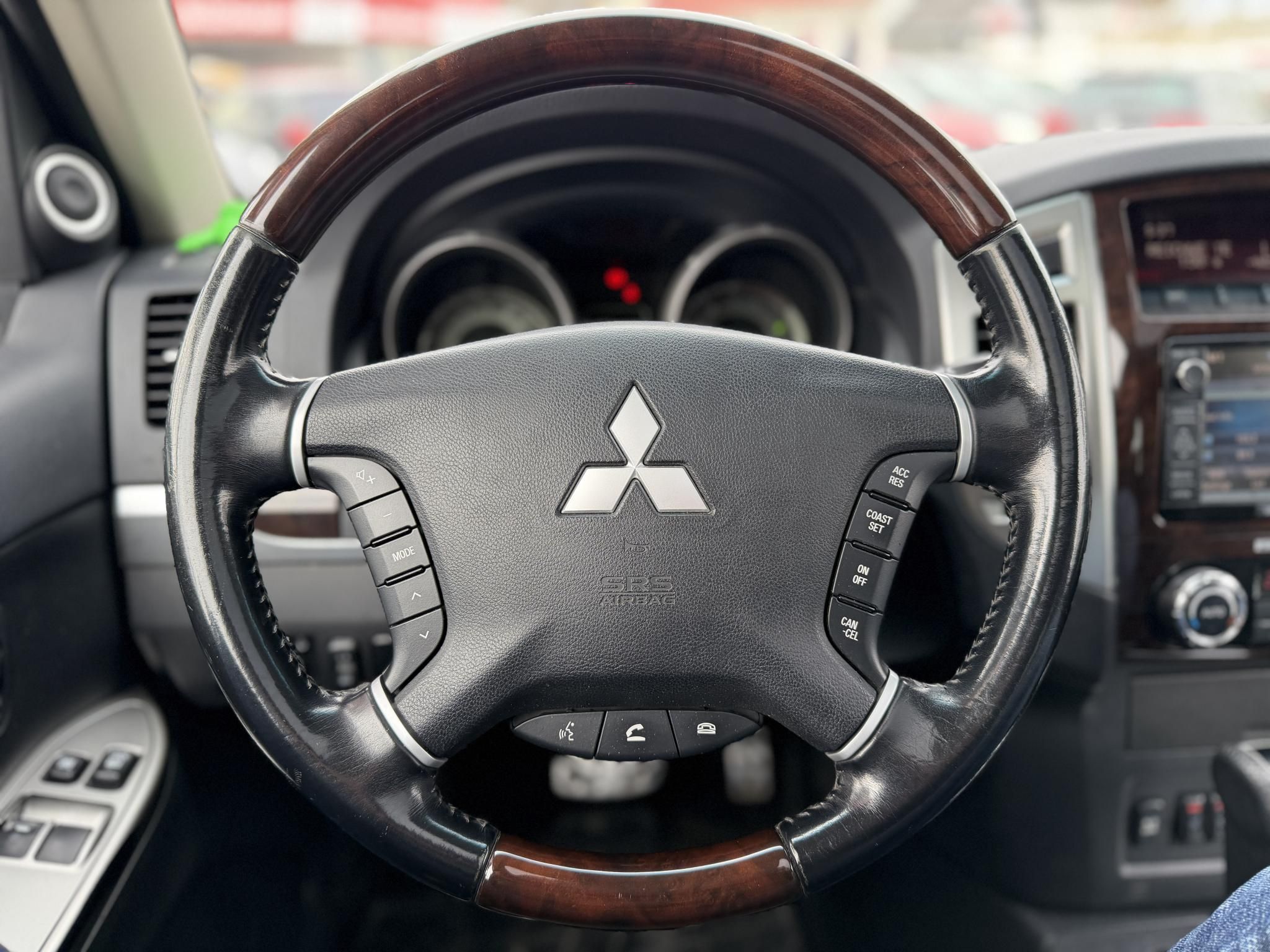 MITSUBISHI PAJERO 3.2 DI-D Instyle Navi (Automata) 117e km. M.o.-i. napfénytető. felező váltó. fakormány. megkímélt állapot!