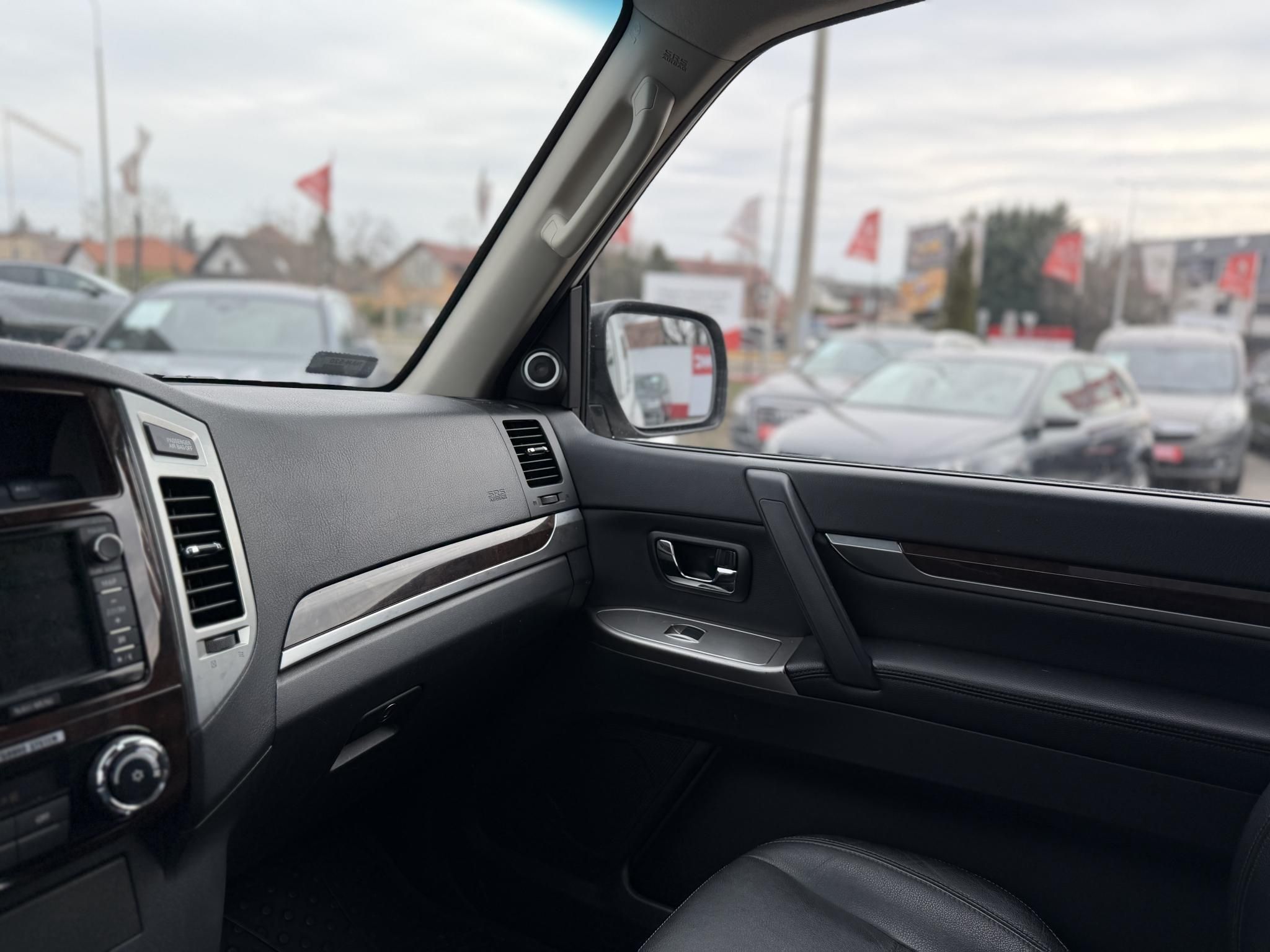 MITSUBISHI PAJERO 3.2 DI-D Instyle Navi (Automata) 117e km. M.o.-i. napfénytető. felező váltó. fakormány. megkímélt állapot!