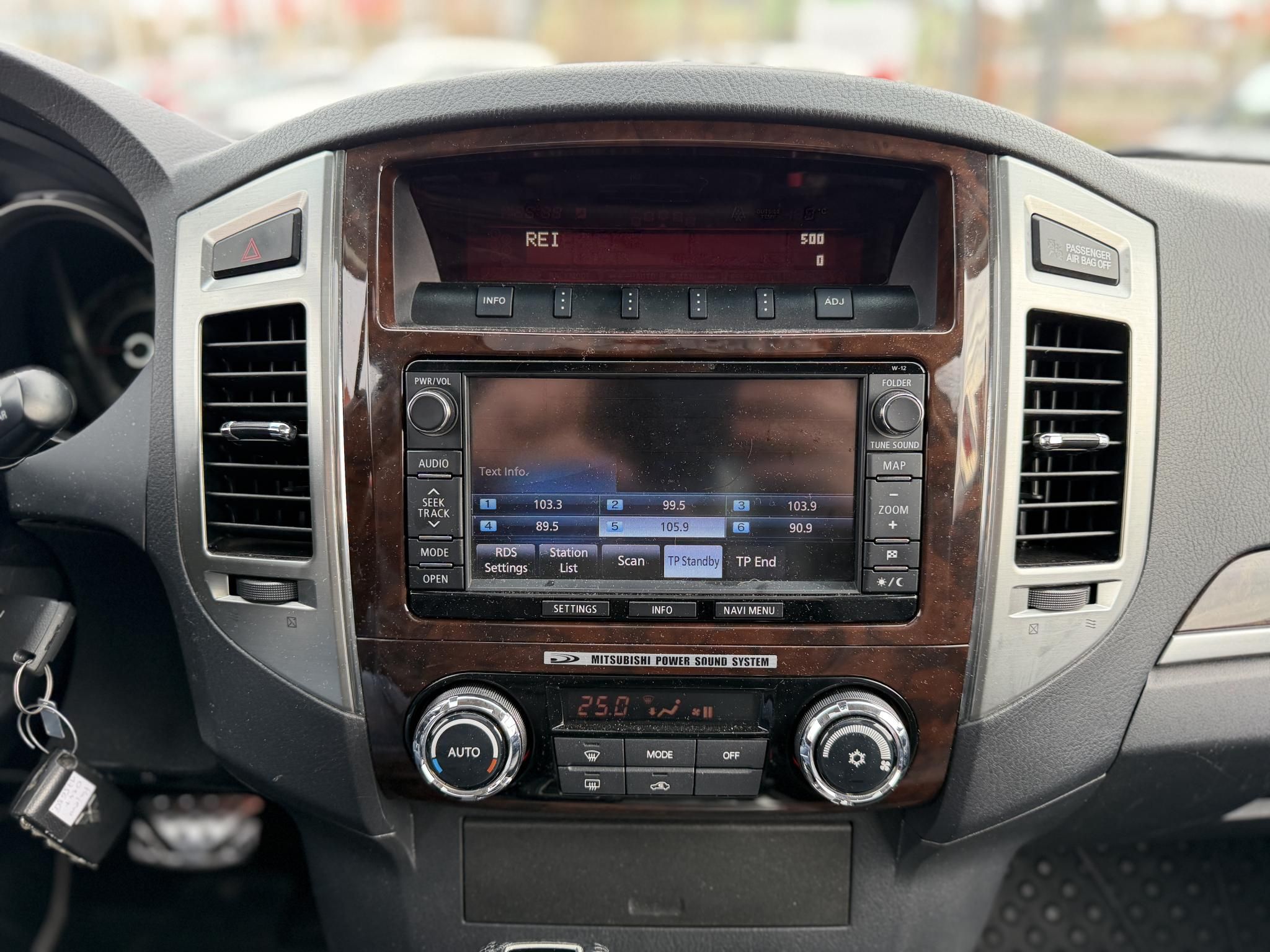 MITSUBISHI PAJERO 3.2 DI-D Instyle Navi (Automata) 117e km. M.o.-i. napfénytető. felező váltó. fakormány. megkímélt állapot!