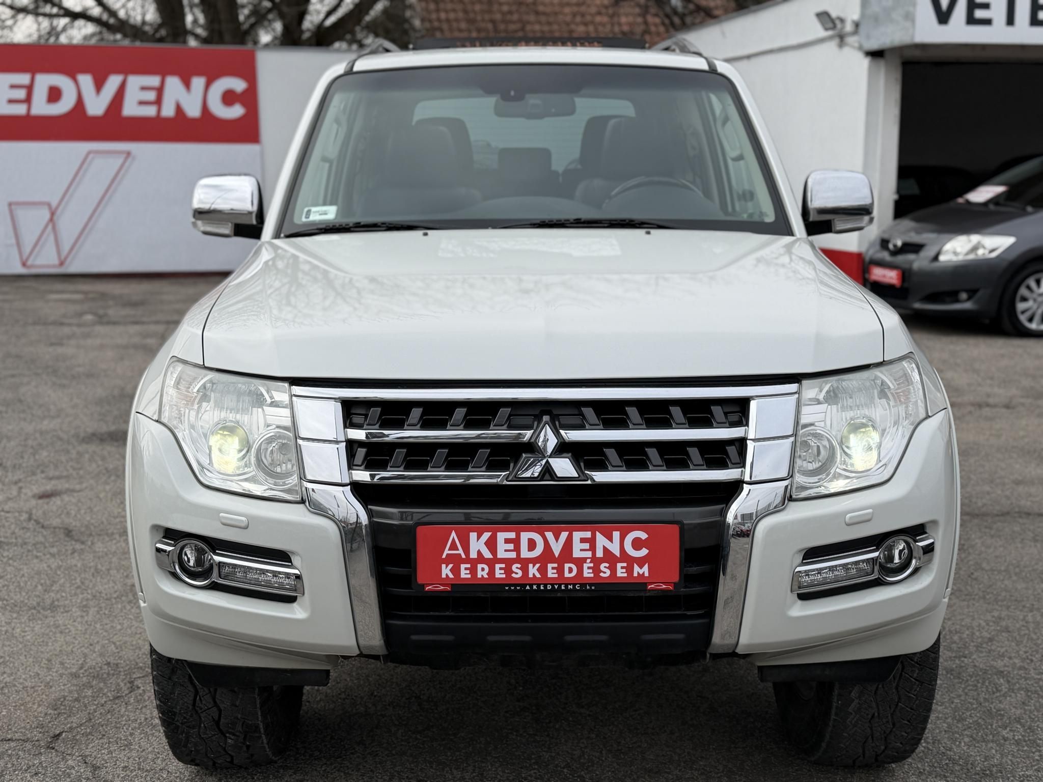 MITSUBISHI PAJERO 3.2 DI-D Instyle Navi (Automata) 117e km. M.o.-i. napfénytető. felező váltó. fakormány. megkímélt állapot!