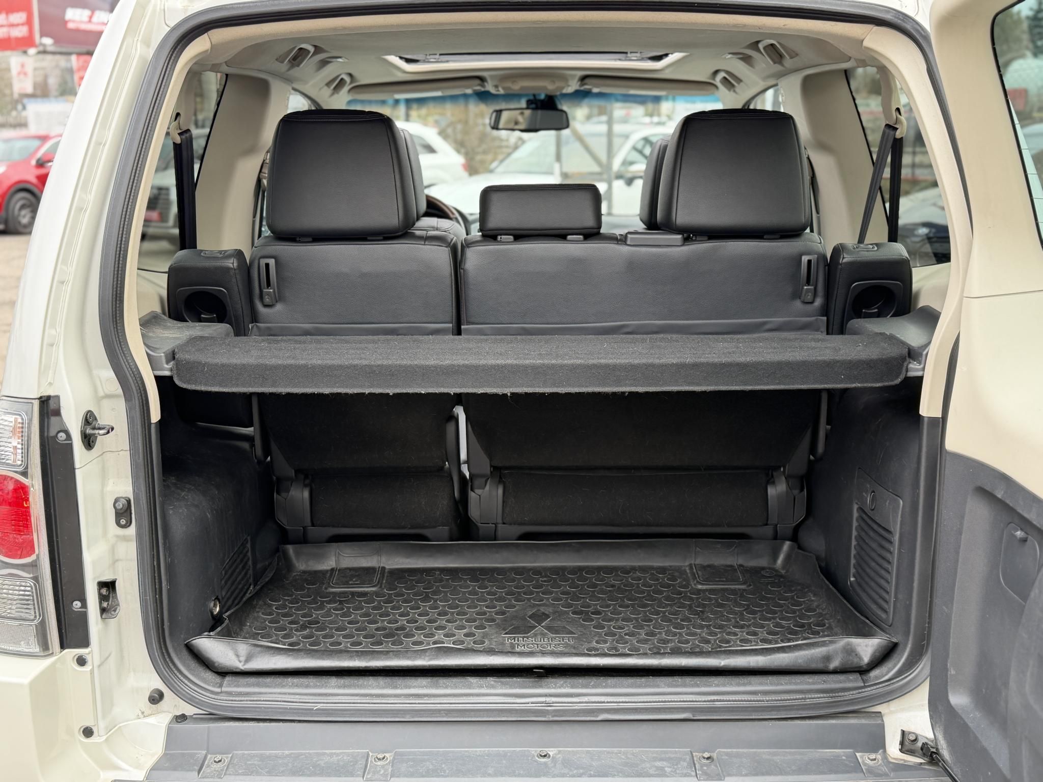 MITSUBISHI PAJERO 3.2 DI-D Instyle Navi (Automata) 117e km. M.o.-i. napfénytető. felező váltó. fakormány. megkímélt állapot!