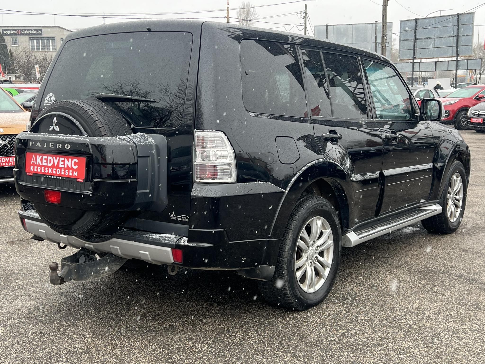 MITSUBISHI PAJERO 3.2 DI-D Instyle Navi (Automata) Xenon Bőr belső 7 személyes Tempomat Bluetooth Navi