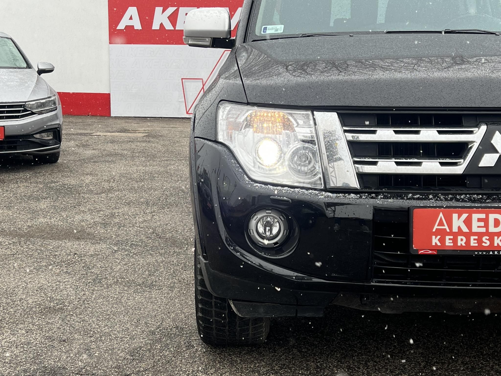 MITSUBISHI PAJERO 3.2 DI-D Instyle Navi (Automata) Xenon Bőr belső 7 személyes Tempomat Bluetooth Navi