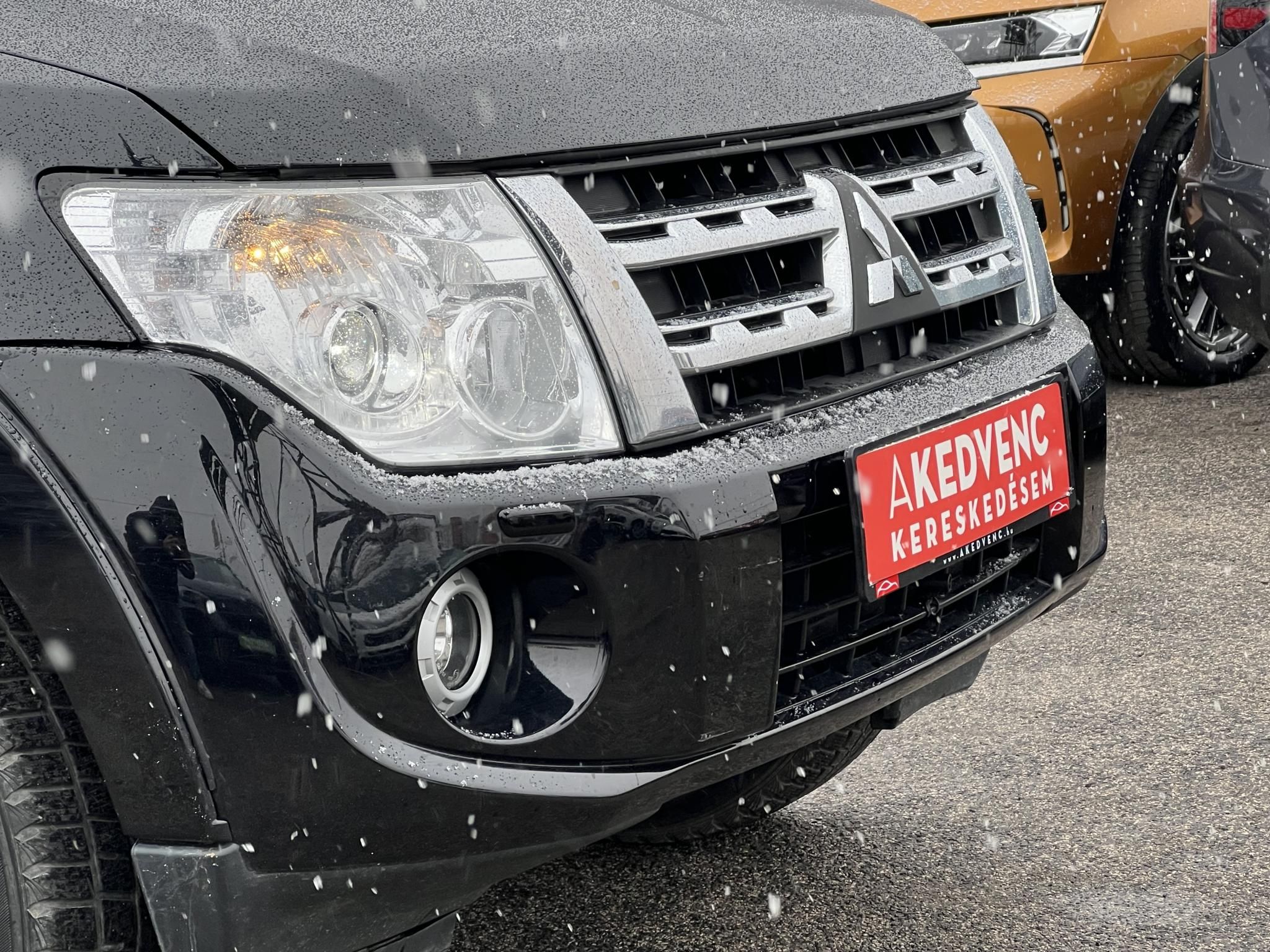 MITSUBISHI PAJERO 3.2 DI-D Instyle Navi (Automata) Xenon Bőr belső 7 személyes Tempomat Bluetooth Navi