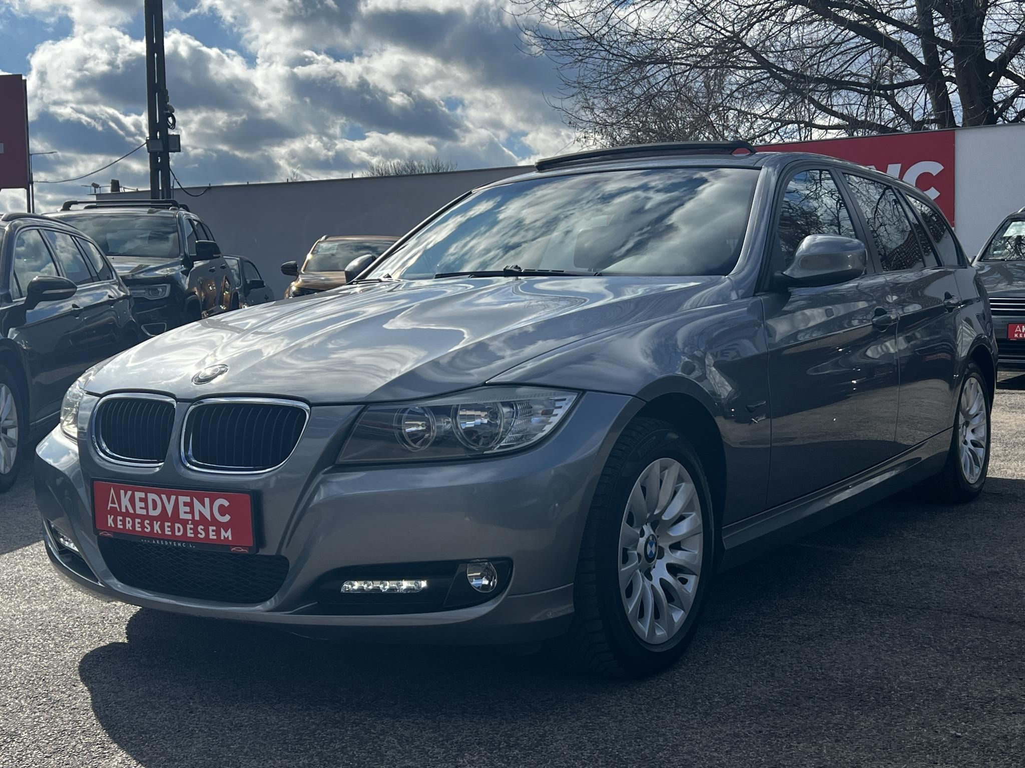 BMW 320d xDrive Touring (Automata) Bordó bőr belső.153e km. M.o.-i. frissen szervizelt! panoráma tető ülésfűtés