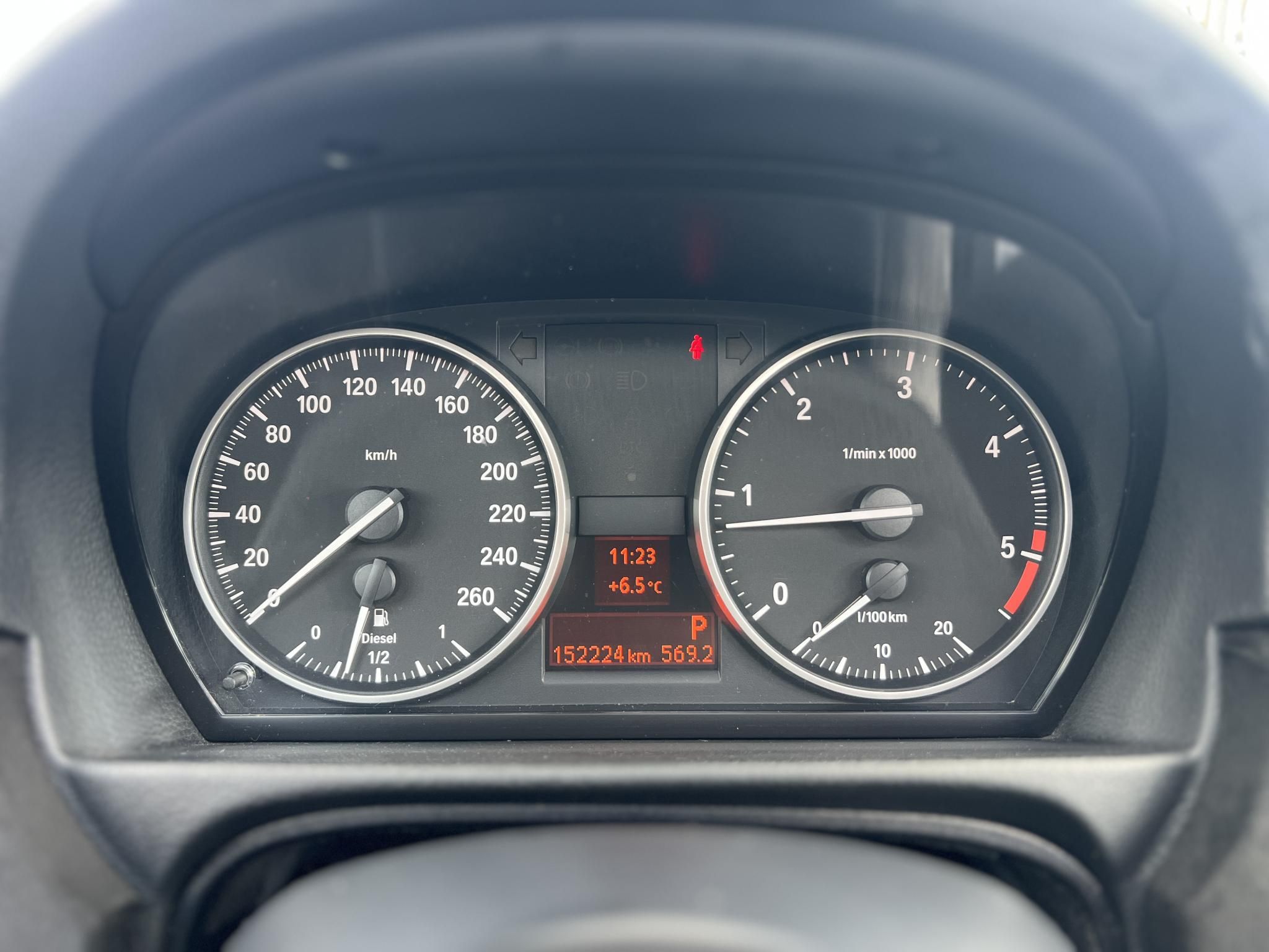 BMW 320d xDrive Touring (Automata) Bordó bőr belső.153e km. M.o.-i. frissen szervizelt! panoráma tető ülésfűtés