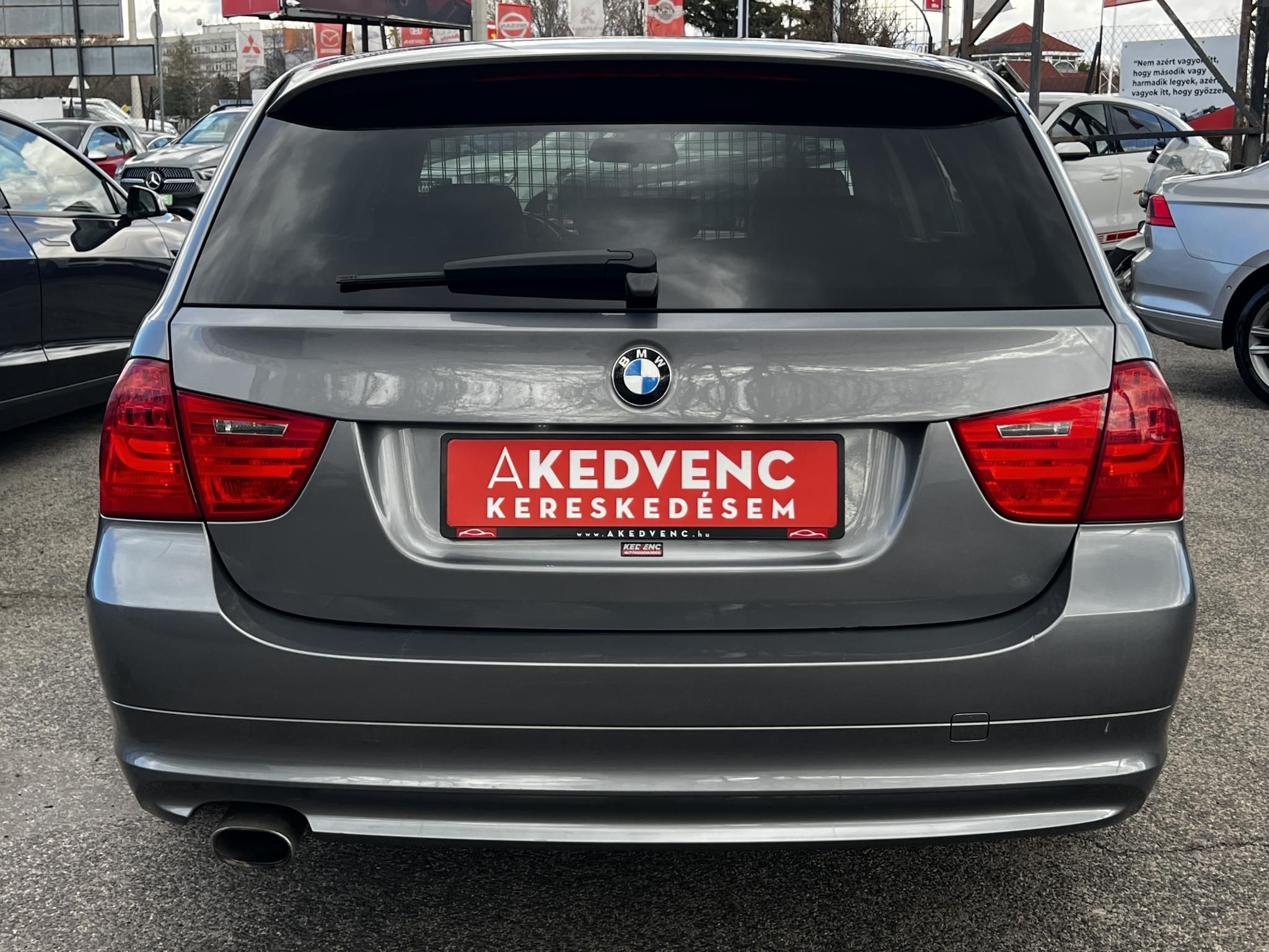 BMW 320d xDrive Touring (Automata) Bordó bőr belső.153e km. M.o.-i. frissen szervizelt! panoráma tető ülésfűtés