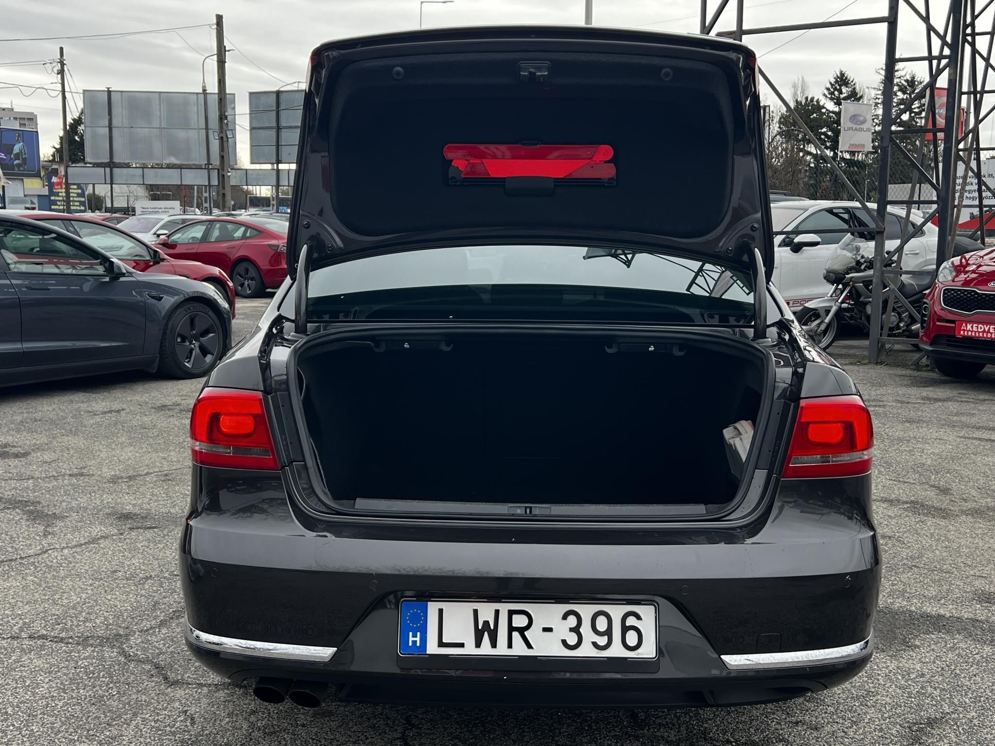 VOLKSWAGEN PASSAT VII 2.0 CR TDI Highline BMT DSG M.o.-i. világos belső. magas felszereltség!