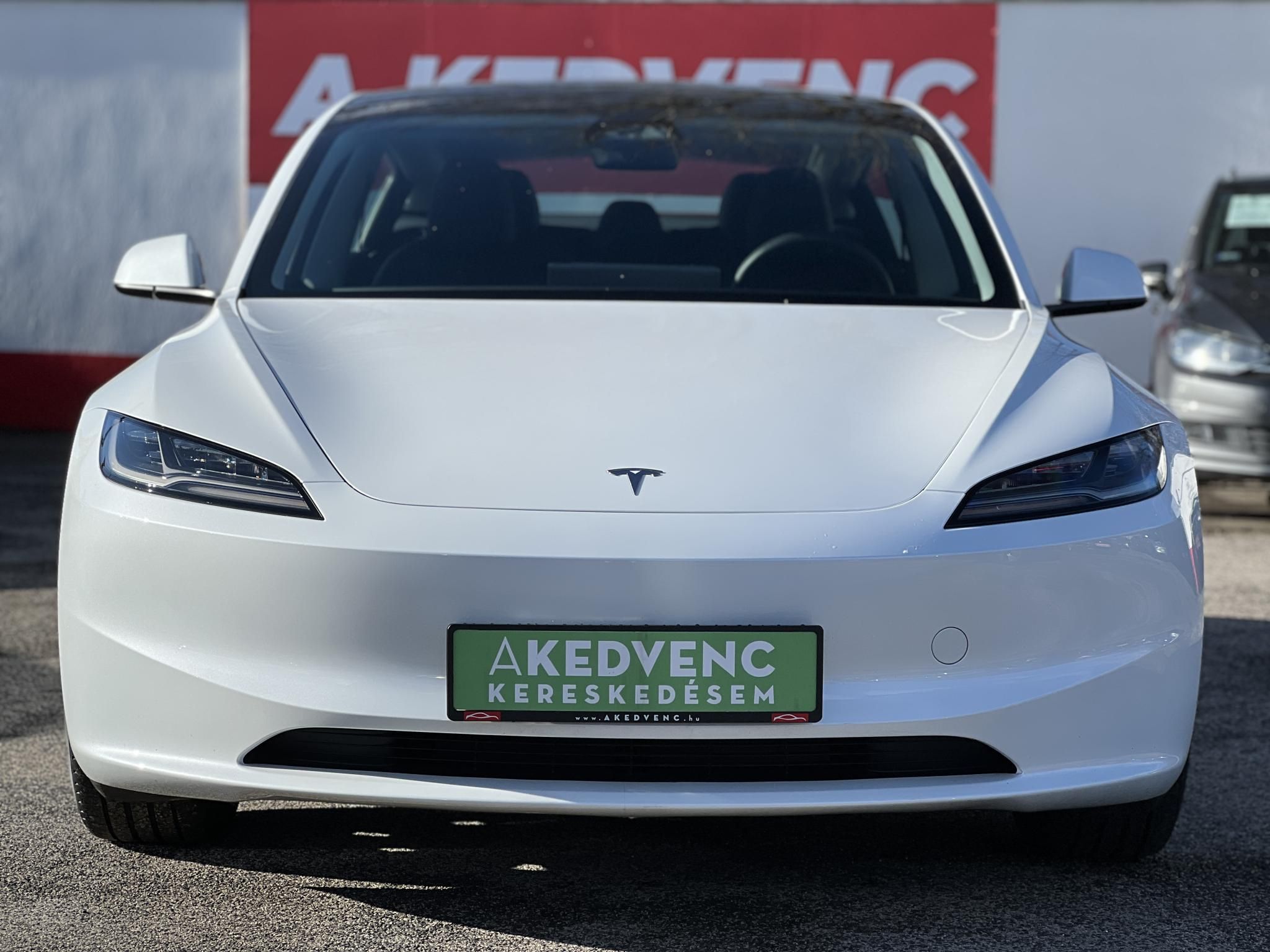 TESLA MODEL 3 Long Range AWD (Automata) HIGHLAND. TÉLI-NYÁRI SZETT GYÁRI ALUFELNIVEL