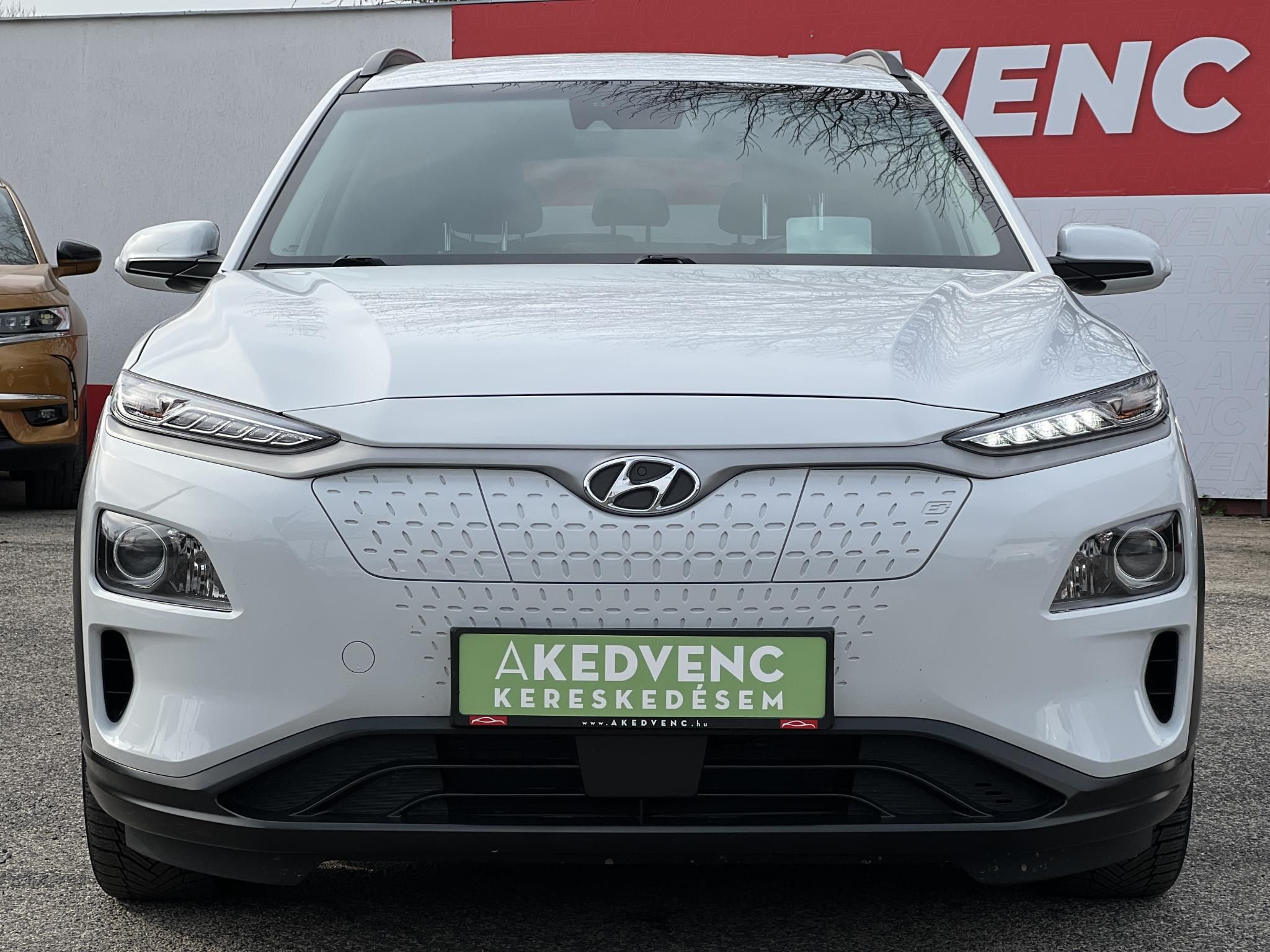 HYUNDAI KONA EV 64kWh Style HUD. parkolóasszisztens. sávtartó. CarPlay. 400km hatótáv!