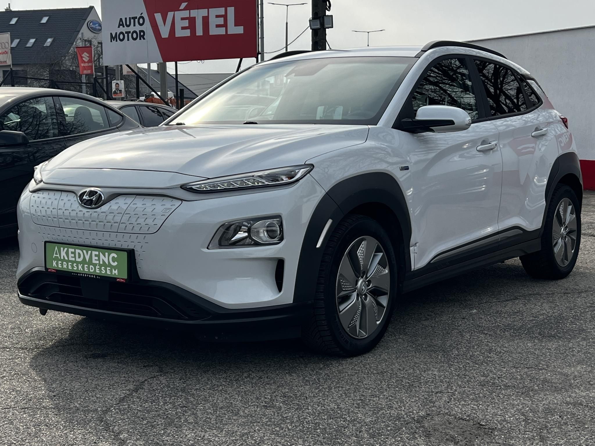 HYUNDAI KONA EV 64kWh Style HUD. parkolóasszisztens. sávtartó. CarPlay. 400km hatótáv!