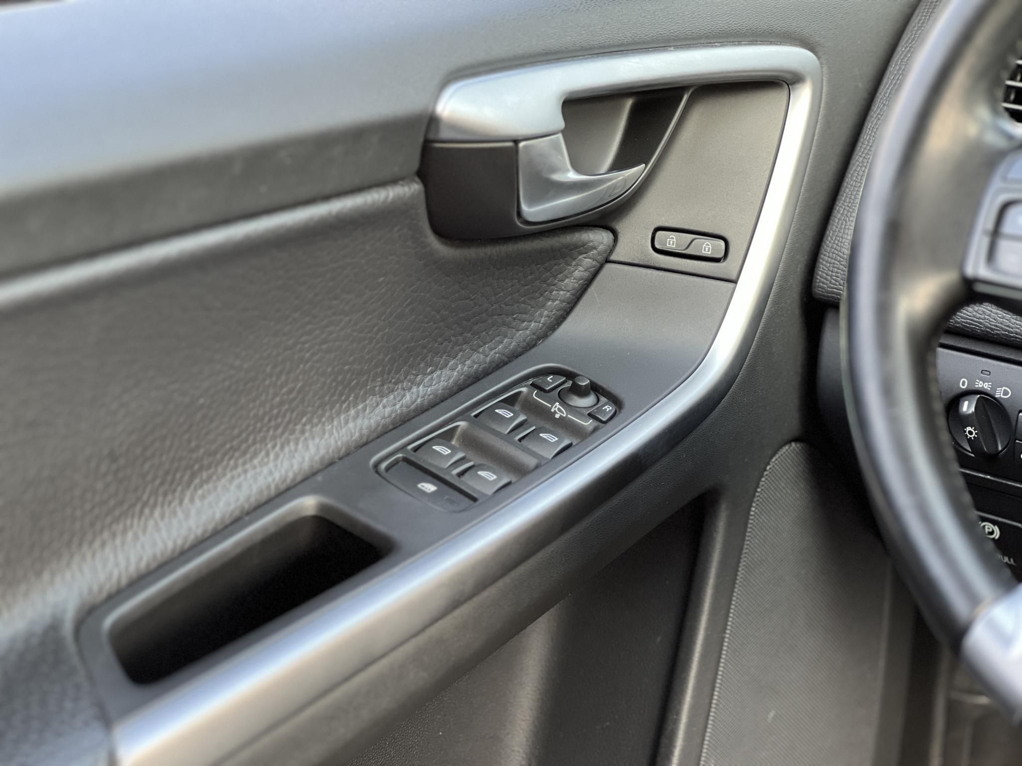 VOLVO XC60 2.4 D DRIVe Momentum Frissen szervizelt. magasan felszerelt. vezérlés cserélve!