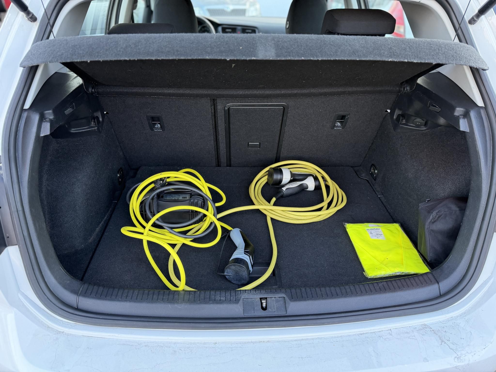 VOLKSWAGEN GOLF VII e-Golf Edition 120e km. 230km hatótáv. 2 töltő kábel. CARPLAY!