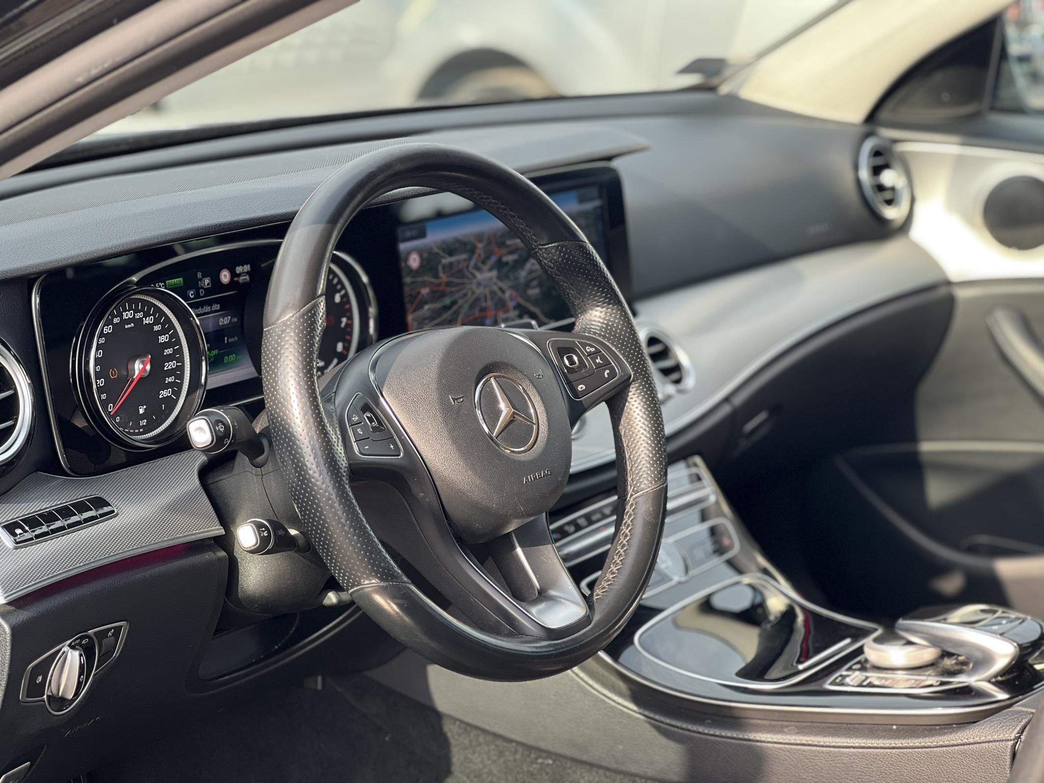 MERCEDES-BENZ E 350 e 9G-TRONIC 150e km. Bőr belső. kamera. frissen szervizelt