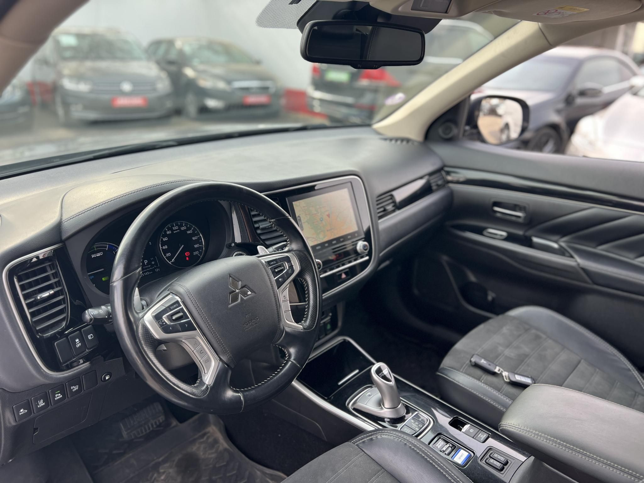 MITSUBISHI OUTLANDER 2.4 PHEV Instyle Premium 4WD CVT Magasan felszerelt. akár 40km elektromos hatótáv!