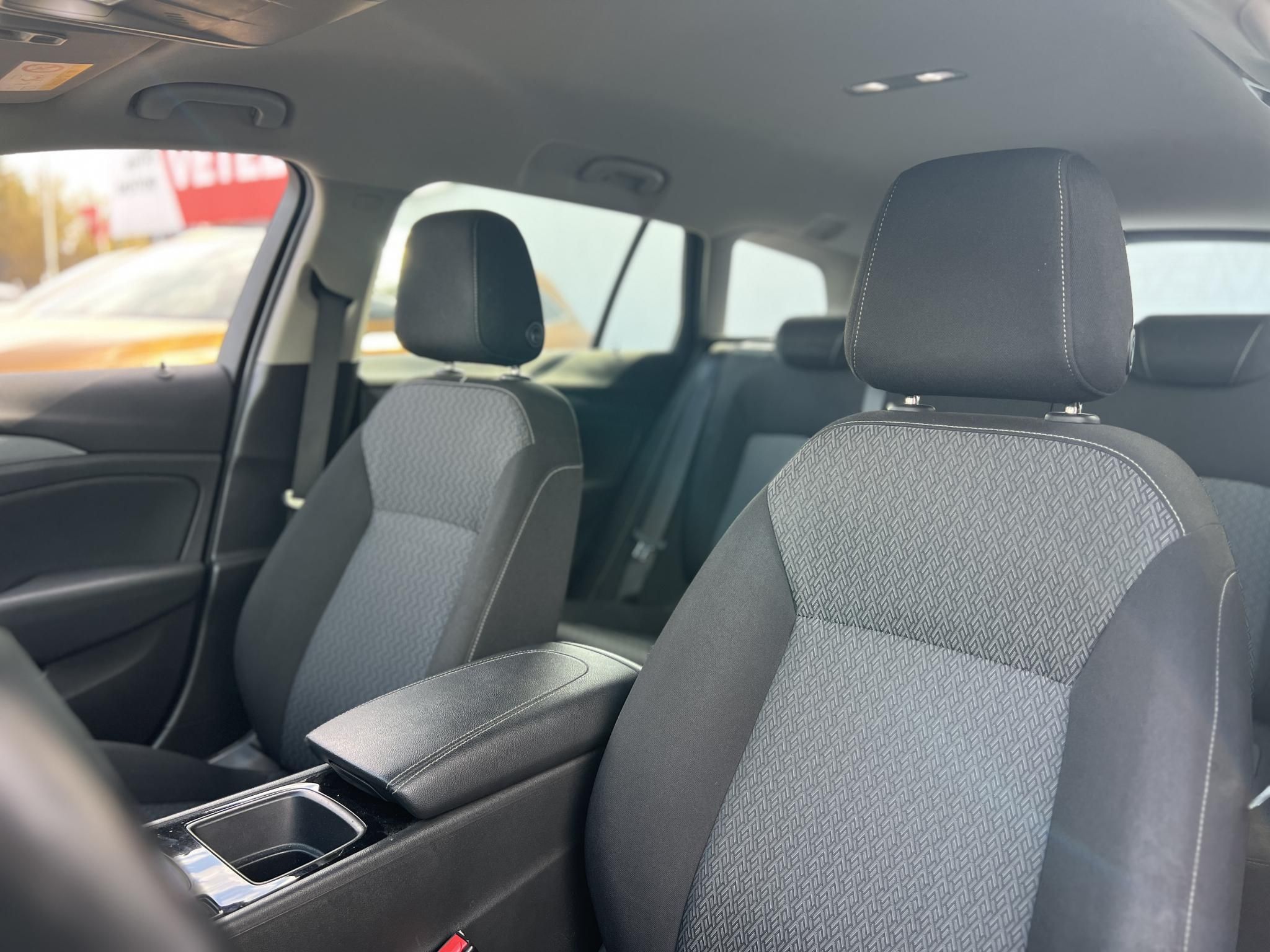 OPEL INSIGNIA Sports Tourer 1.5 Edition Start Stop M.o.-i. sérülésmentes. 4 évszakos gumik. CARPLAY!