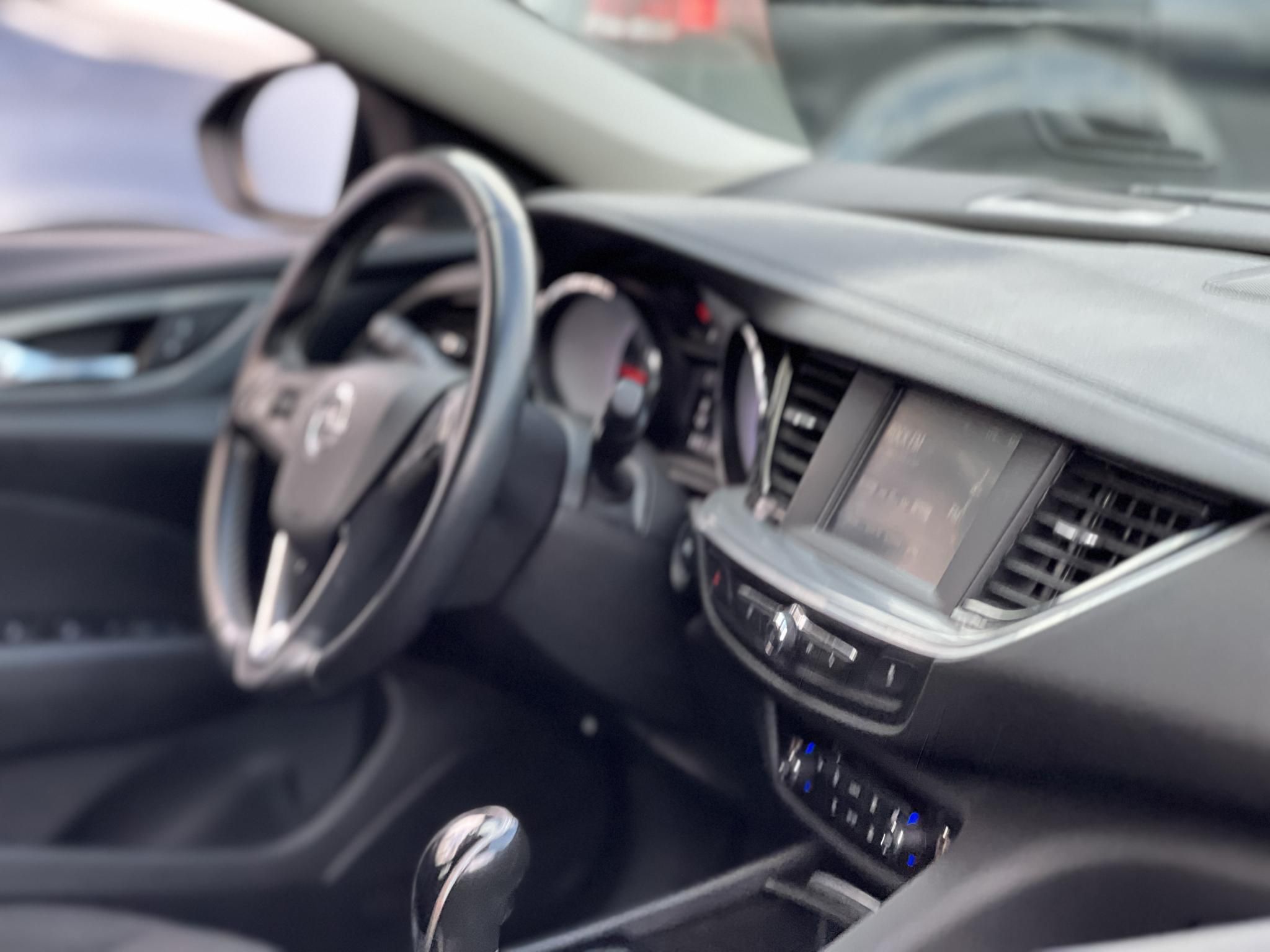 OPEL INSIGNIA Sports Tourer 1.5 Edition Start Stop M.o.-i. sérülésmentes. 4 évszakos gumik. CARPLAY!